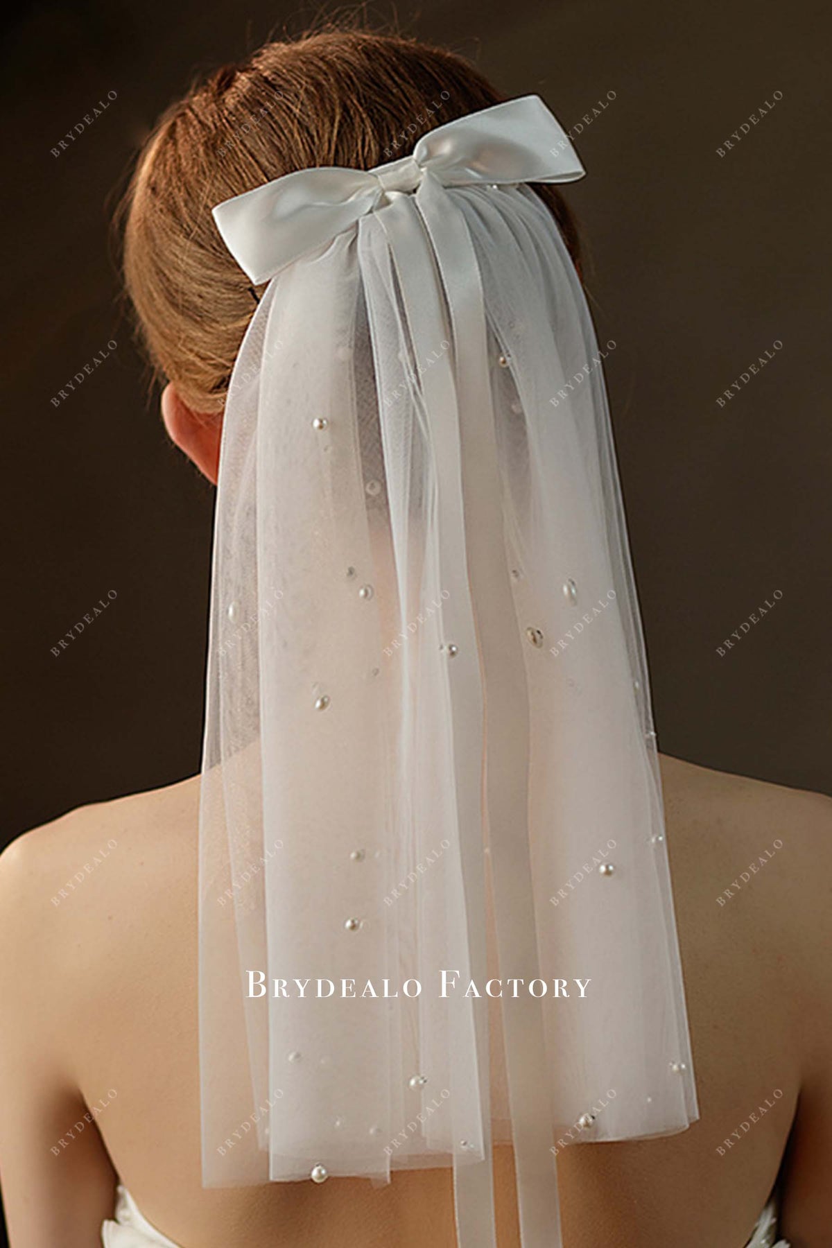Two-Tier Vintage Bow Pearl Shoulder Length Bridal Veil display picture 1