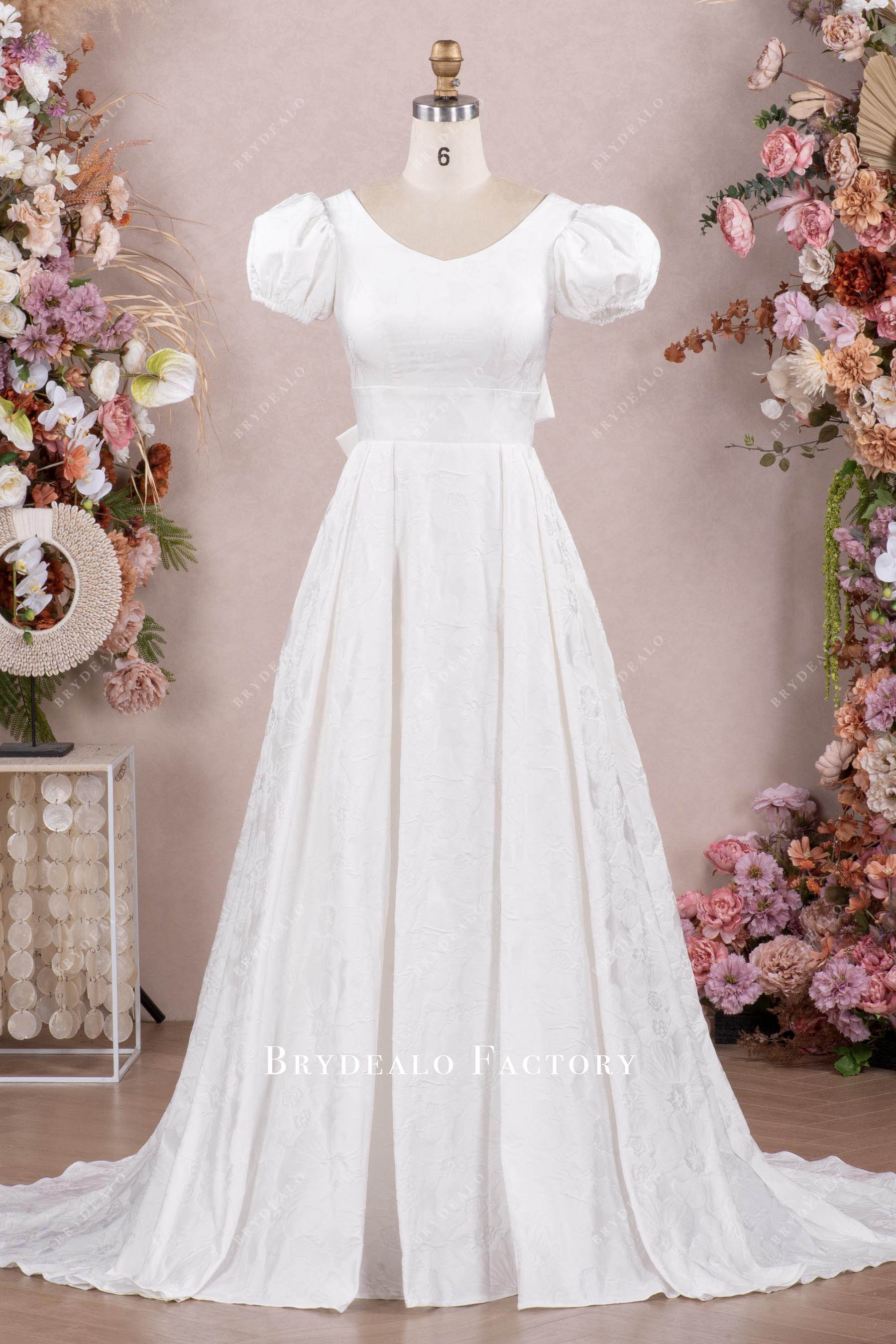 V-neck bubble sleeve jacquard bridal gown