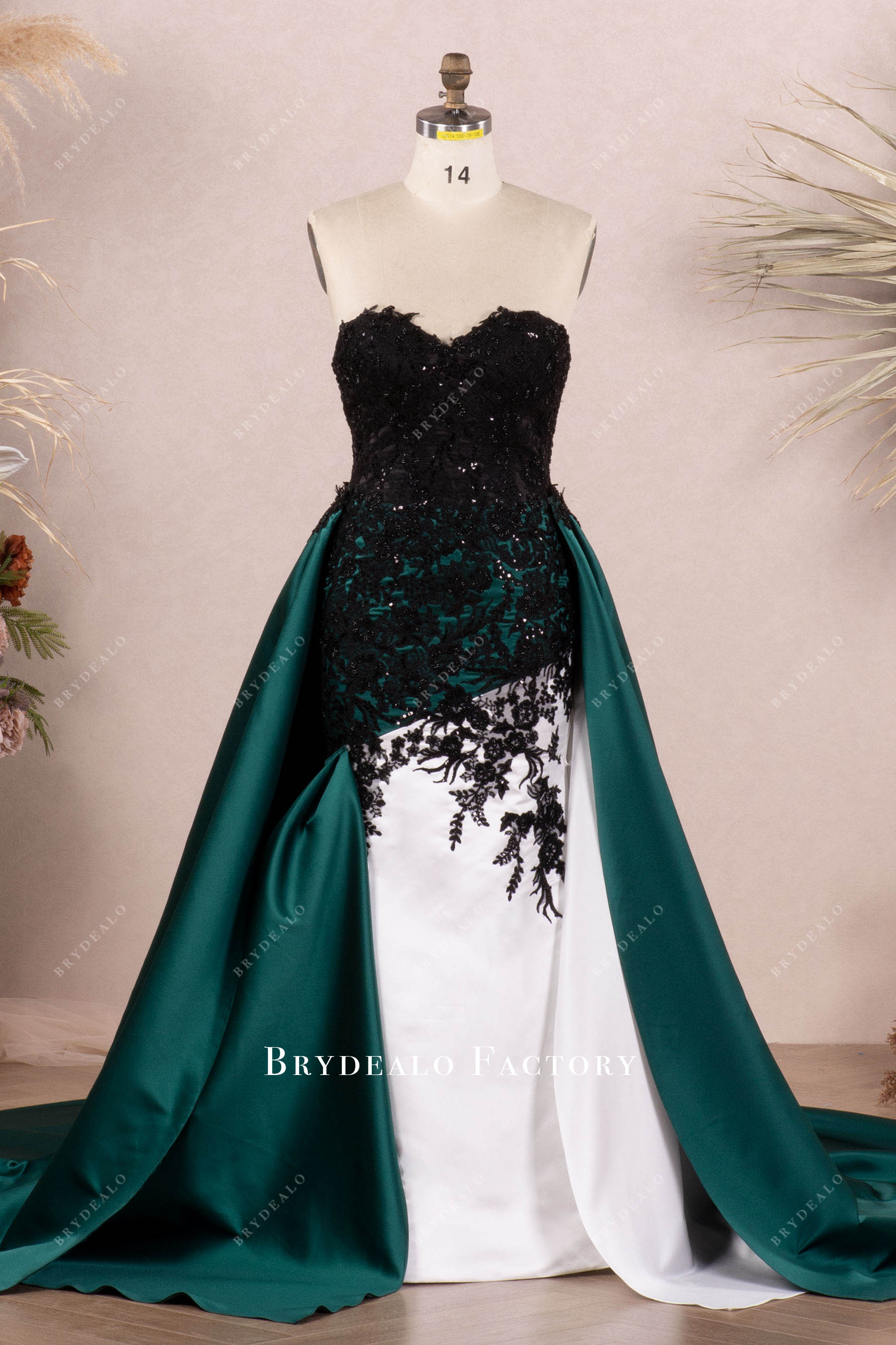 Black Gothic Wedding Dresses Plus Size Long Sleeve V Neck Sequins Lace  Appliqeus