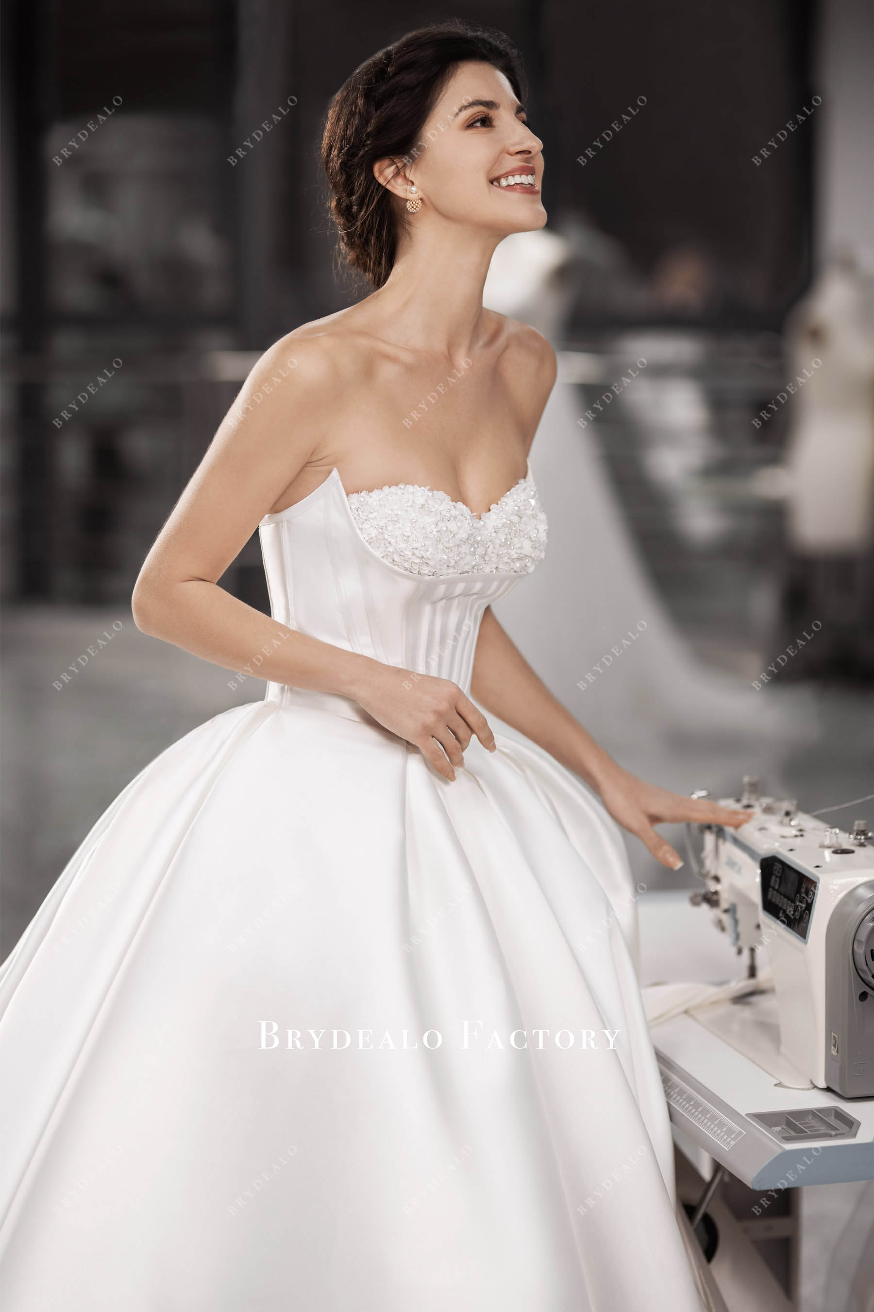 hand-sewn flower sweetheart neck wedding dress