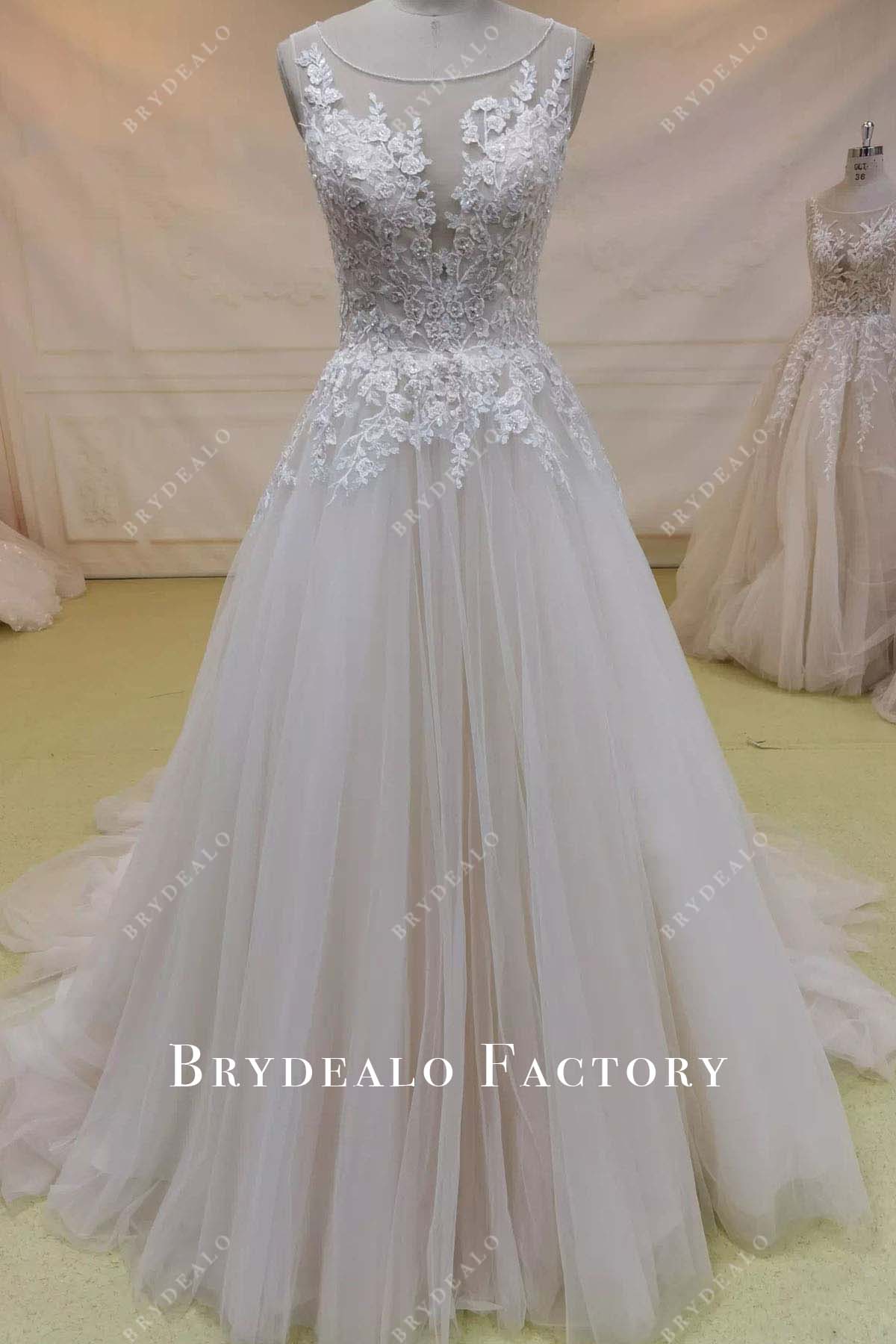 lace appliques tulle wedding dress