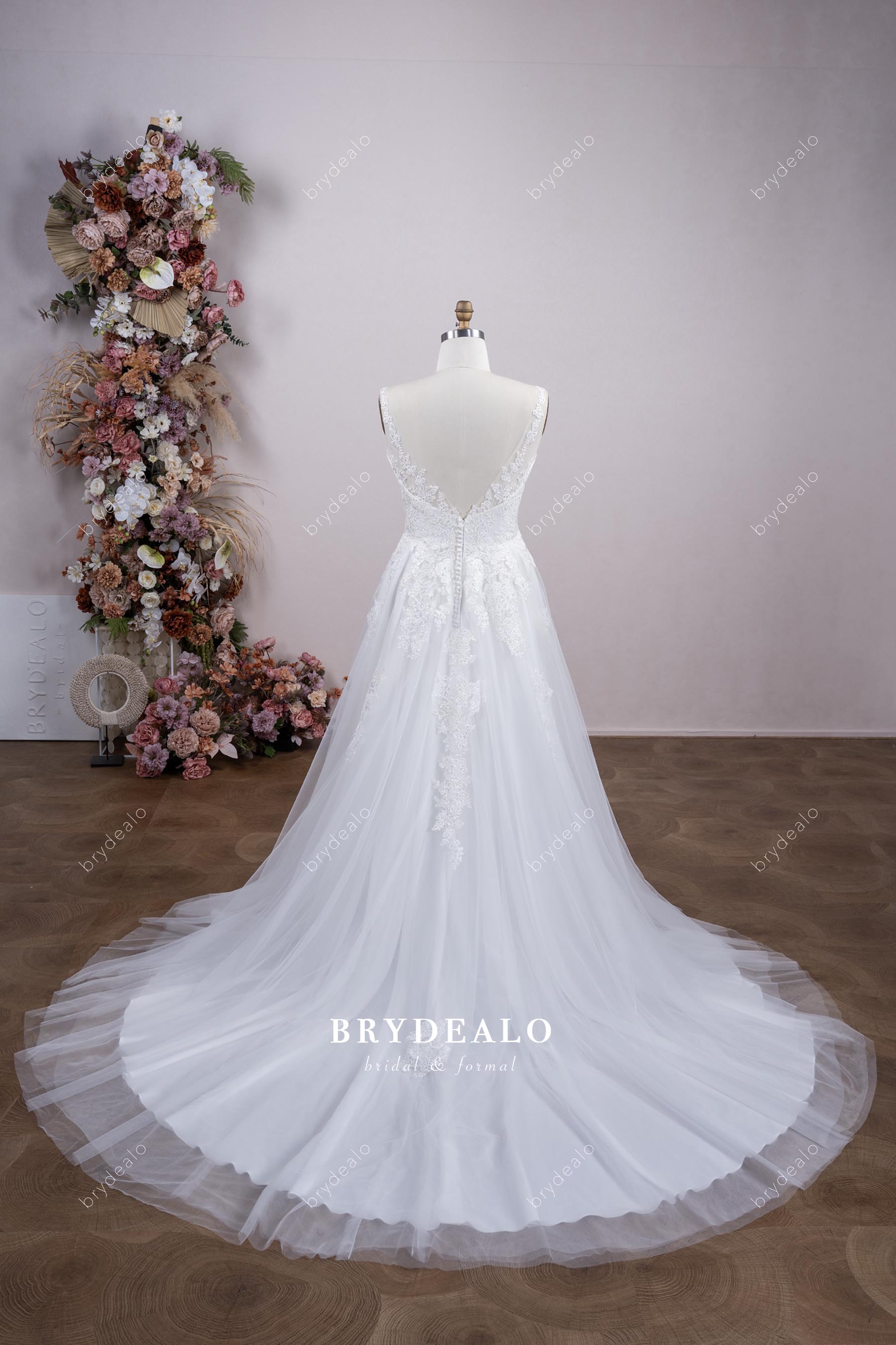 lace court train wedding dress