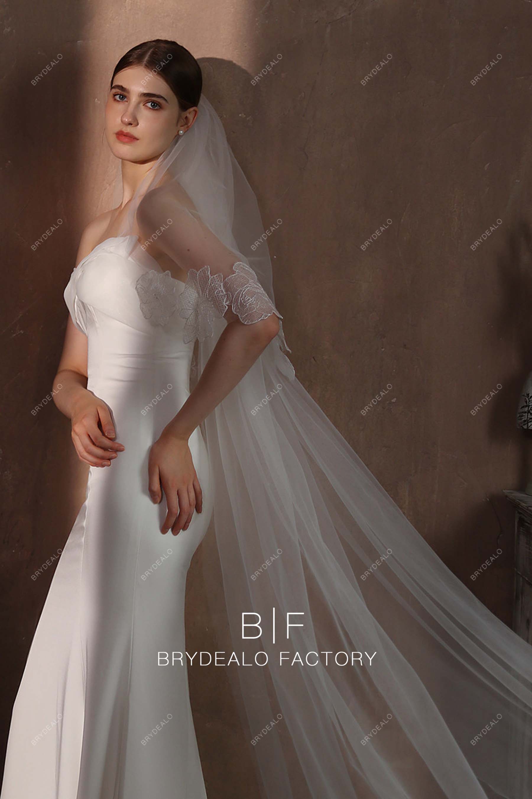 http://brydealofactory.com/cdn/shop/files/lace-edge-two-tiered-brilda-veil-08187.jpg?v=1697696631&width=2048