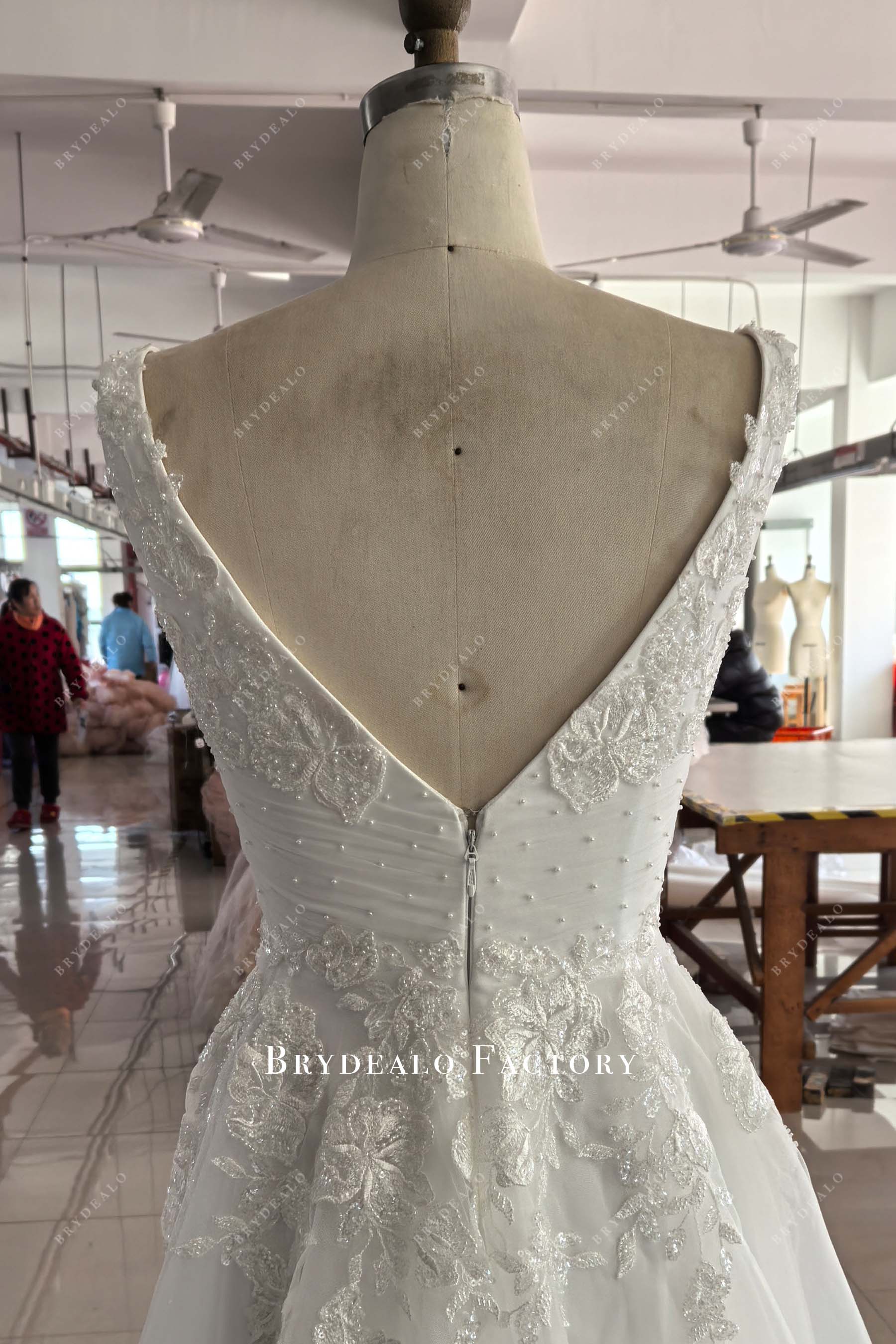 open V-back sleeveless wedding dress