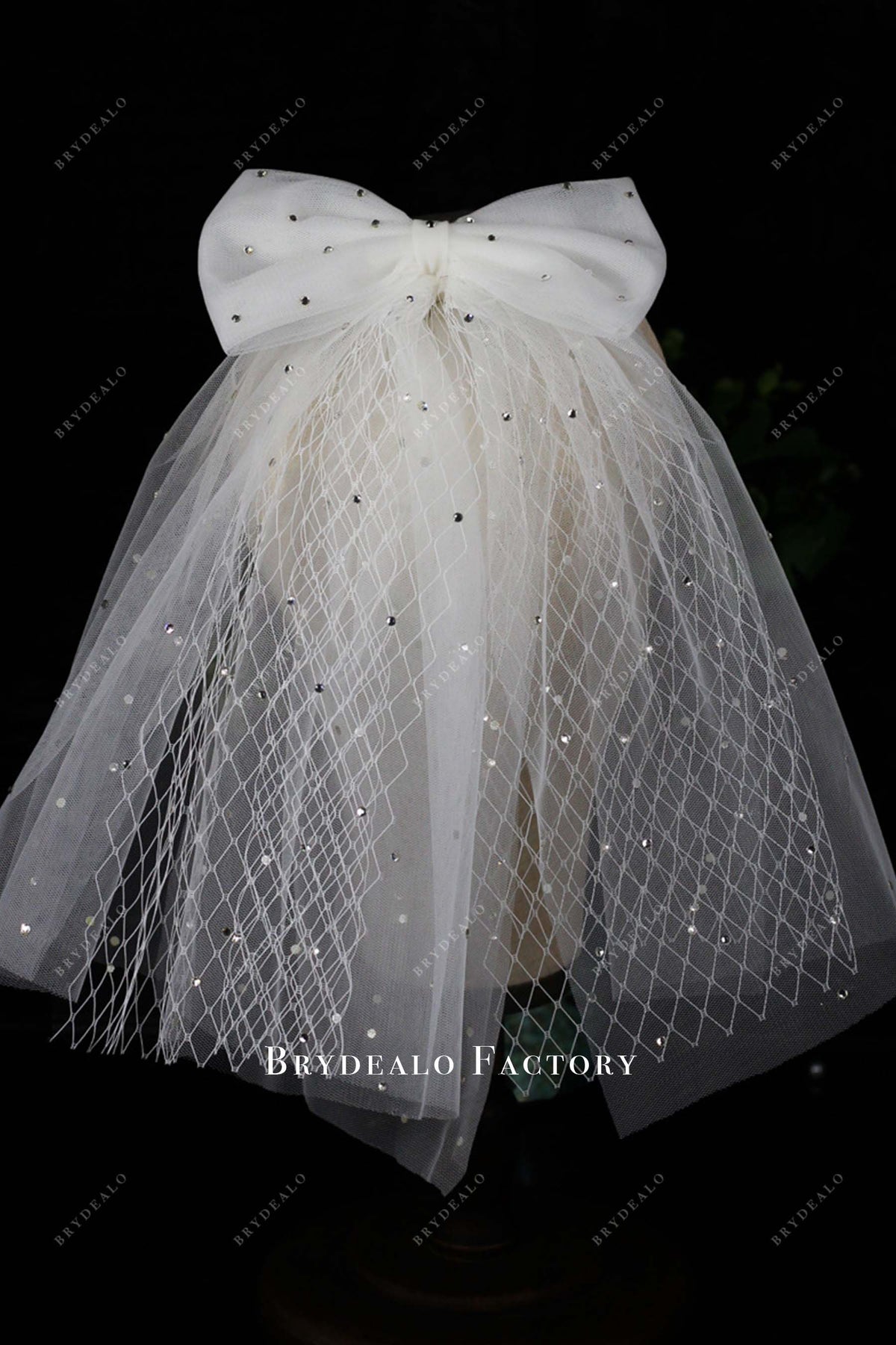 Short Wedding Veil with Bowknot Amélie Bridal Veils ✨ | The Poppy Bow Veil is a perfect  main image 4