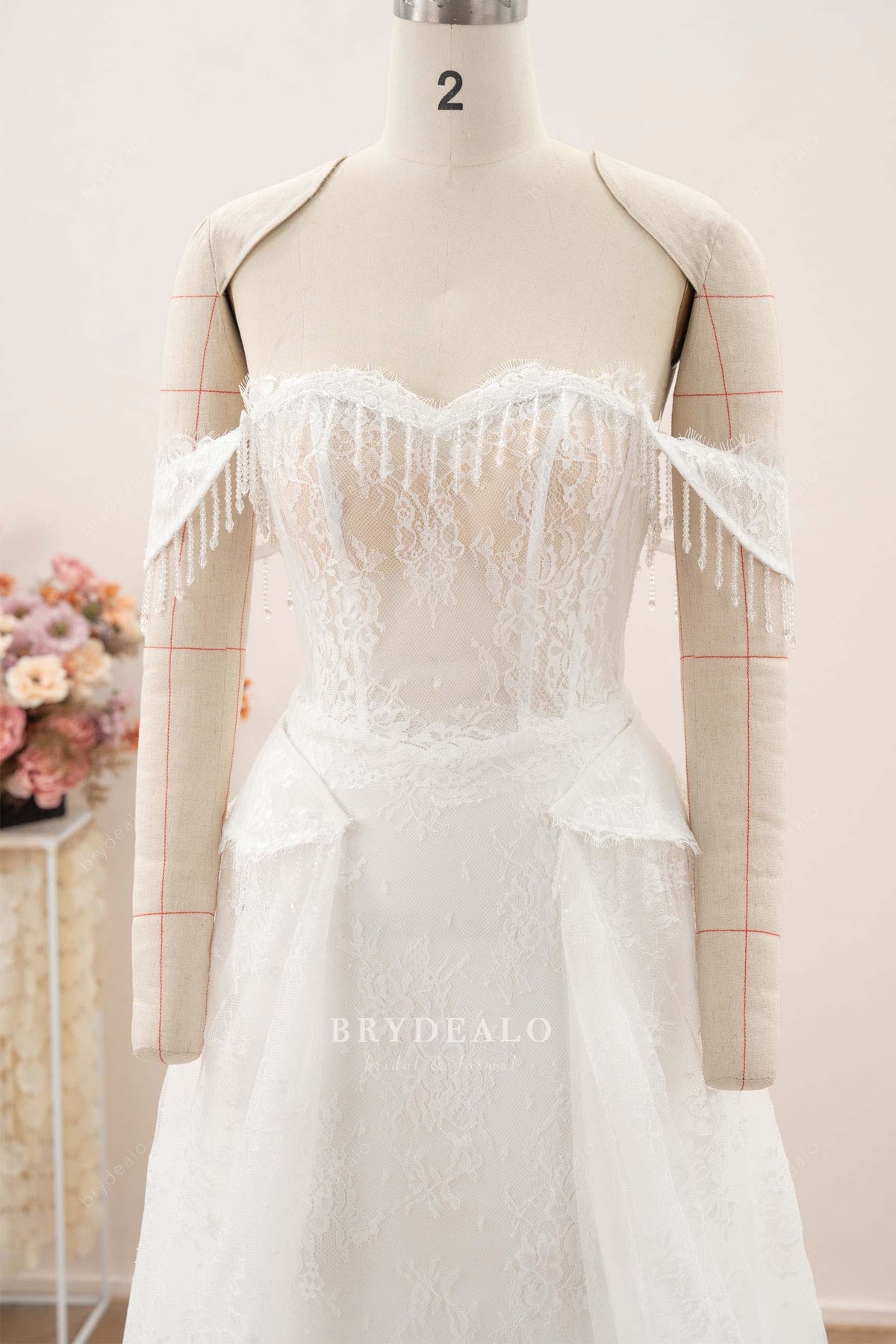 scalloped sweetheart neck wedding dress