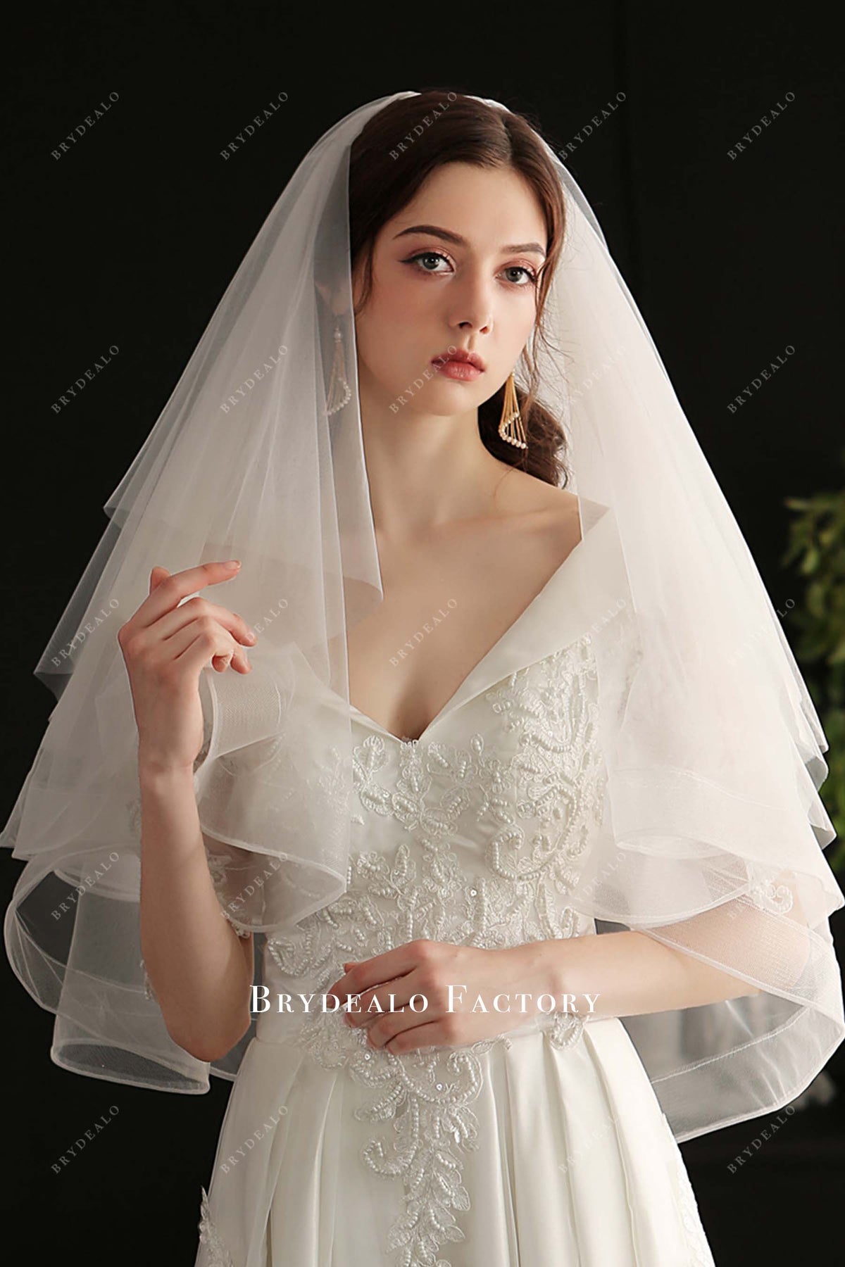 New beautiful elbow length wedding veil French Lace Mantilla Wedding Veil, Elbow Length in Ivory  main image 4