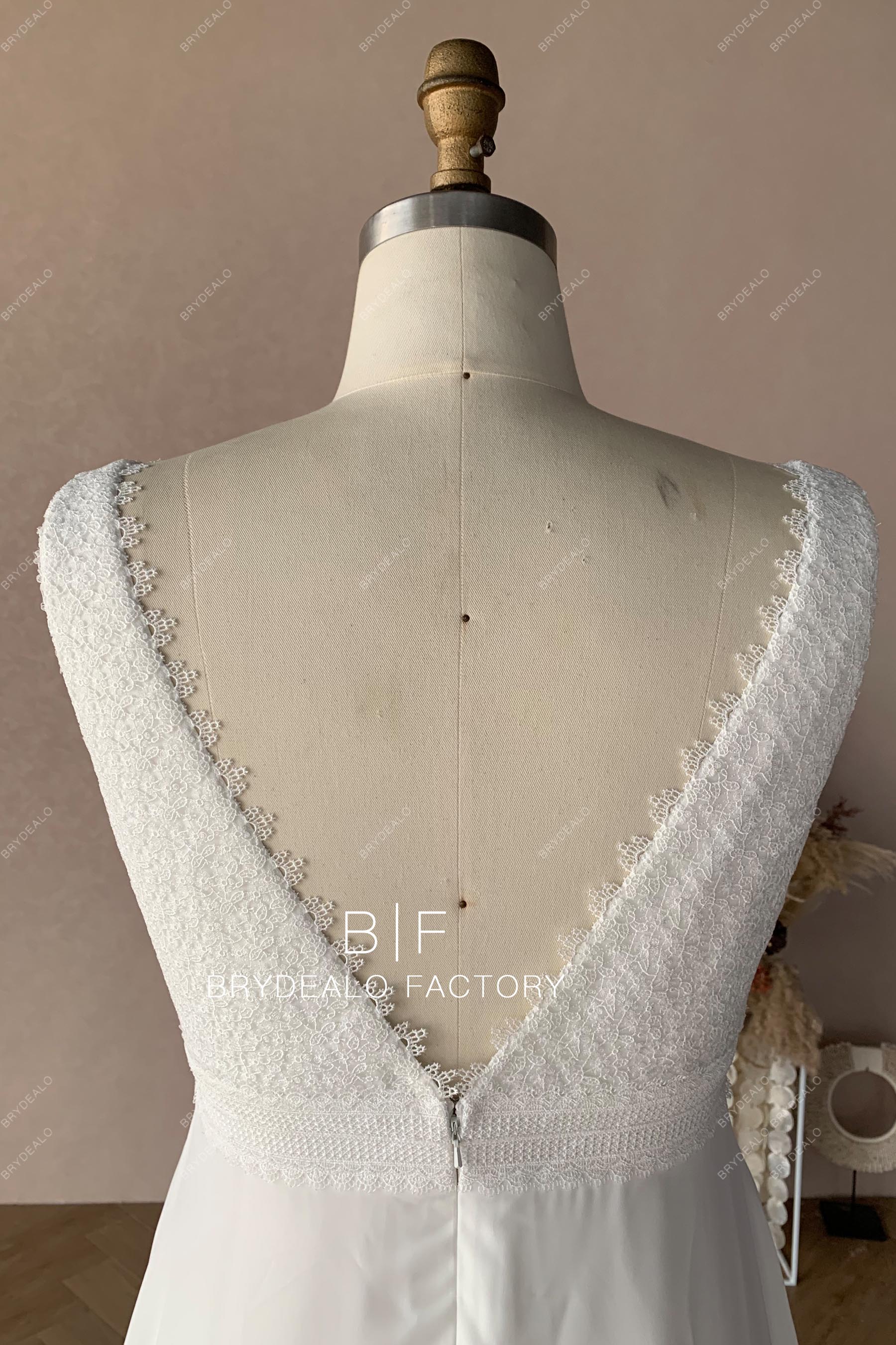 open V-back lace sleeveless wedding dress