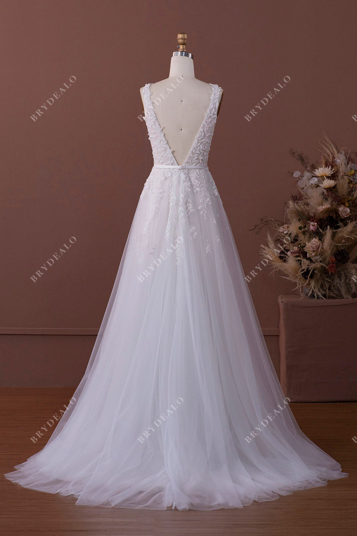 sweep train V-back lace tulle bridal gown