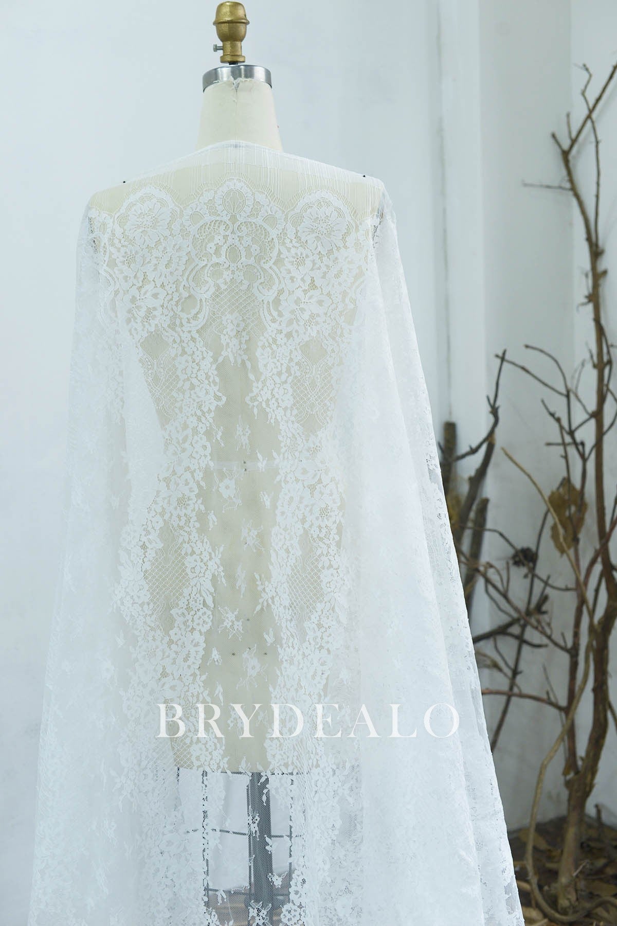 Flower Gridding Motif Corded Scallop Lace Fabric