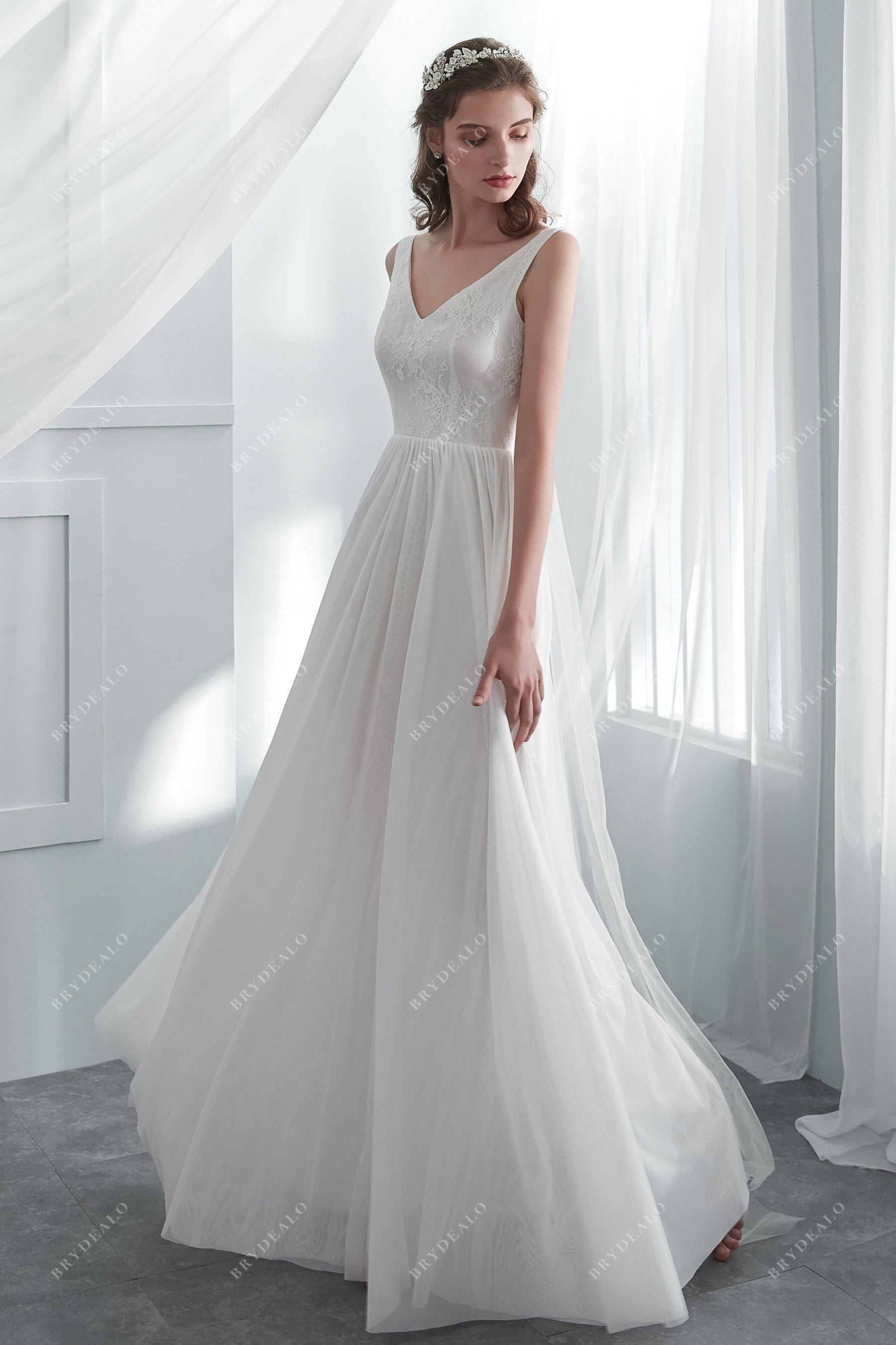 Sleeveless Lace Draping Floor Length Wedding Dress