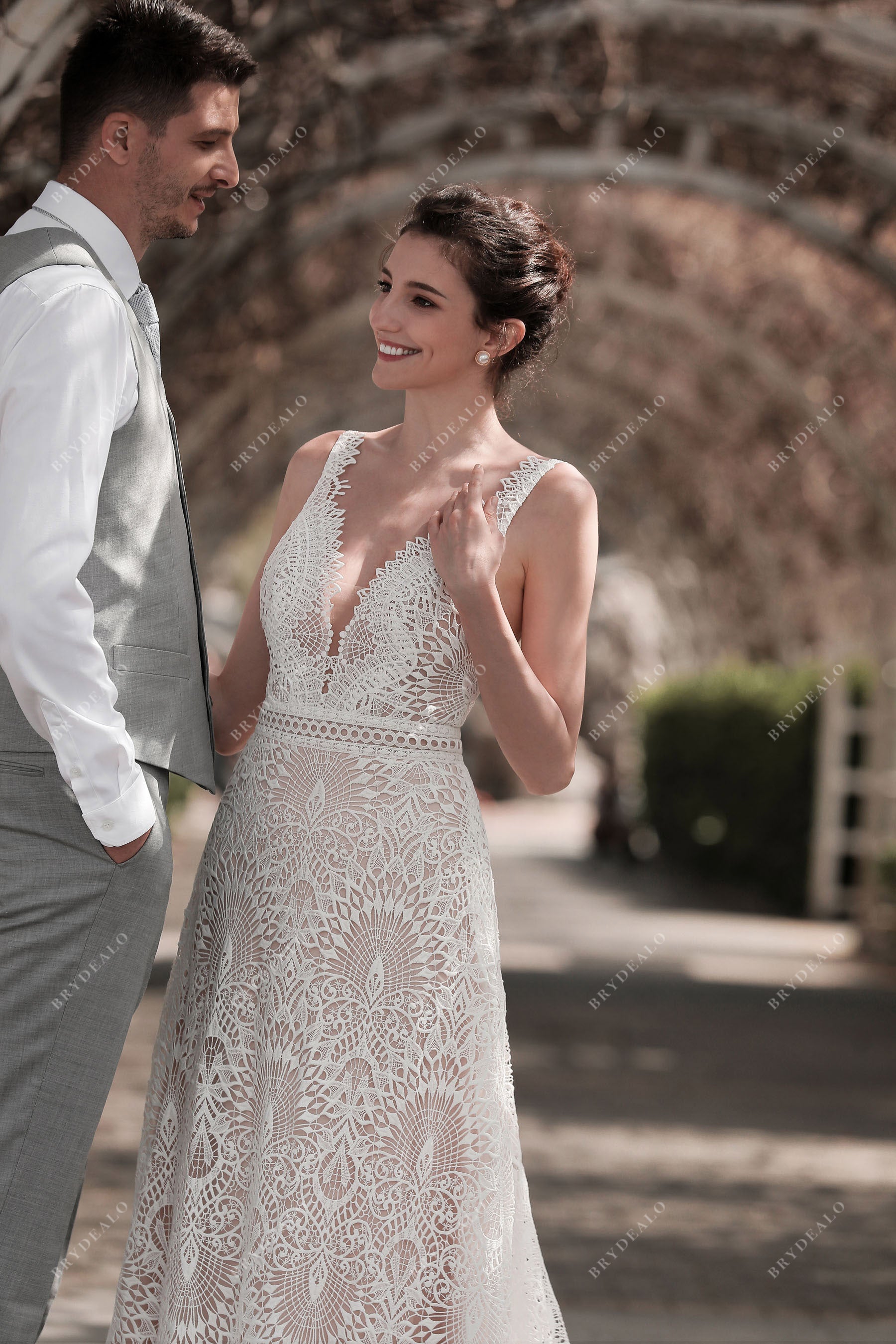 v-neck lace sleeveless wedding gown