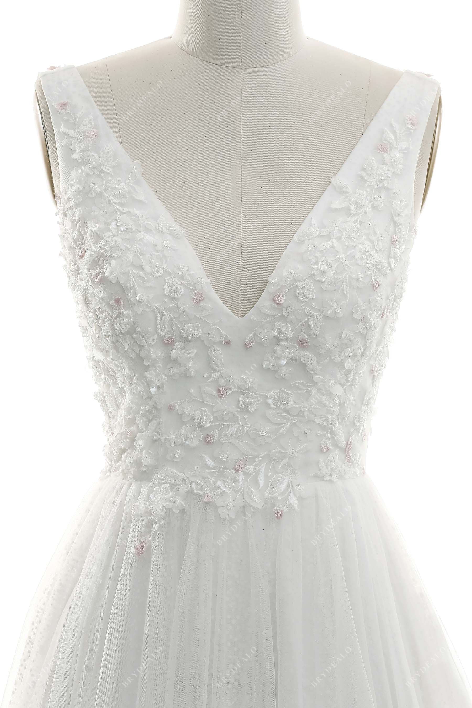V-neck lace sleeveless wedding gown