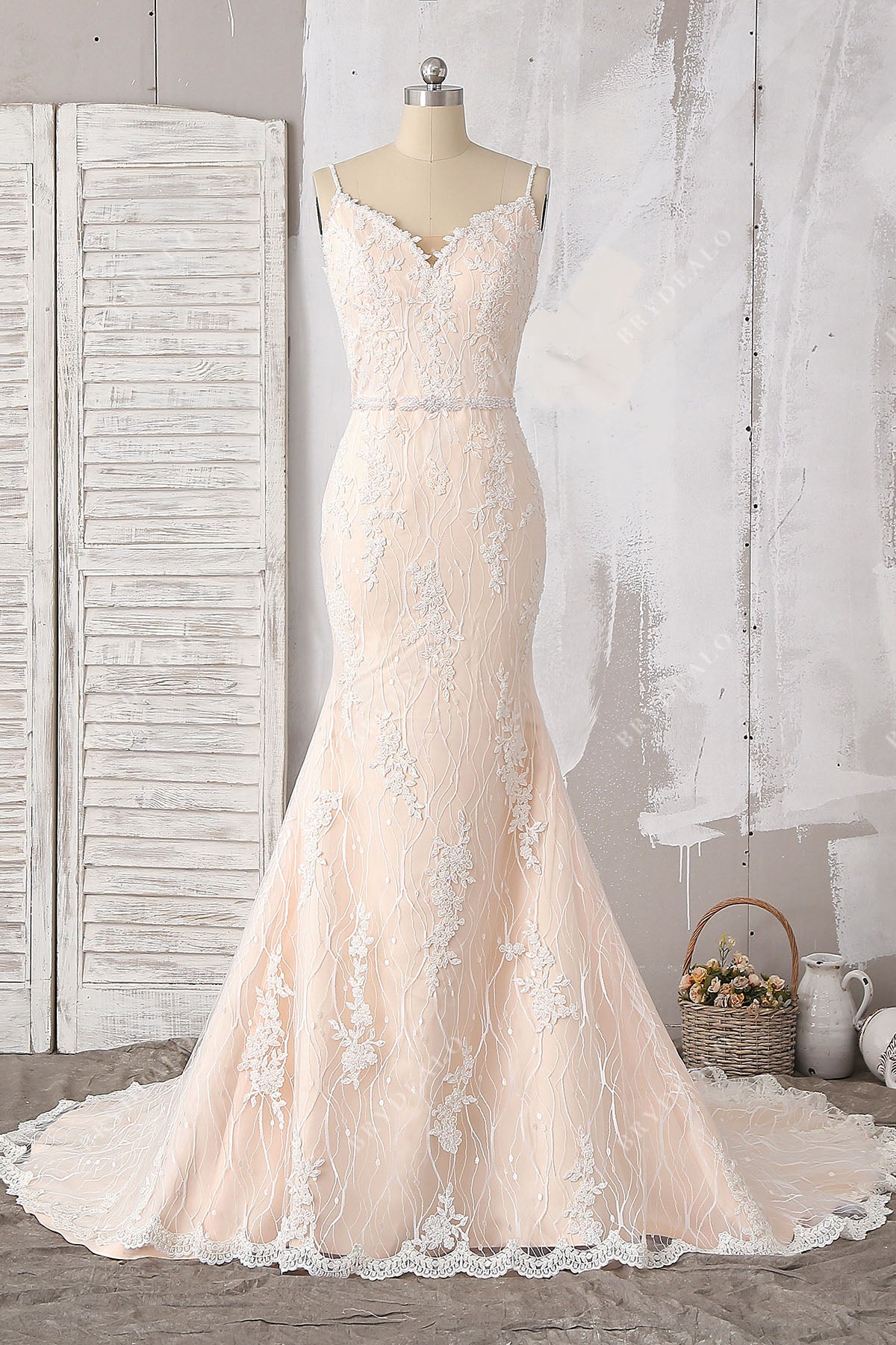 captivating beaded lace curved V-neck spaghetti straps mermaid bridal gown