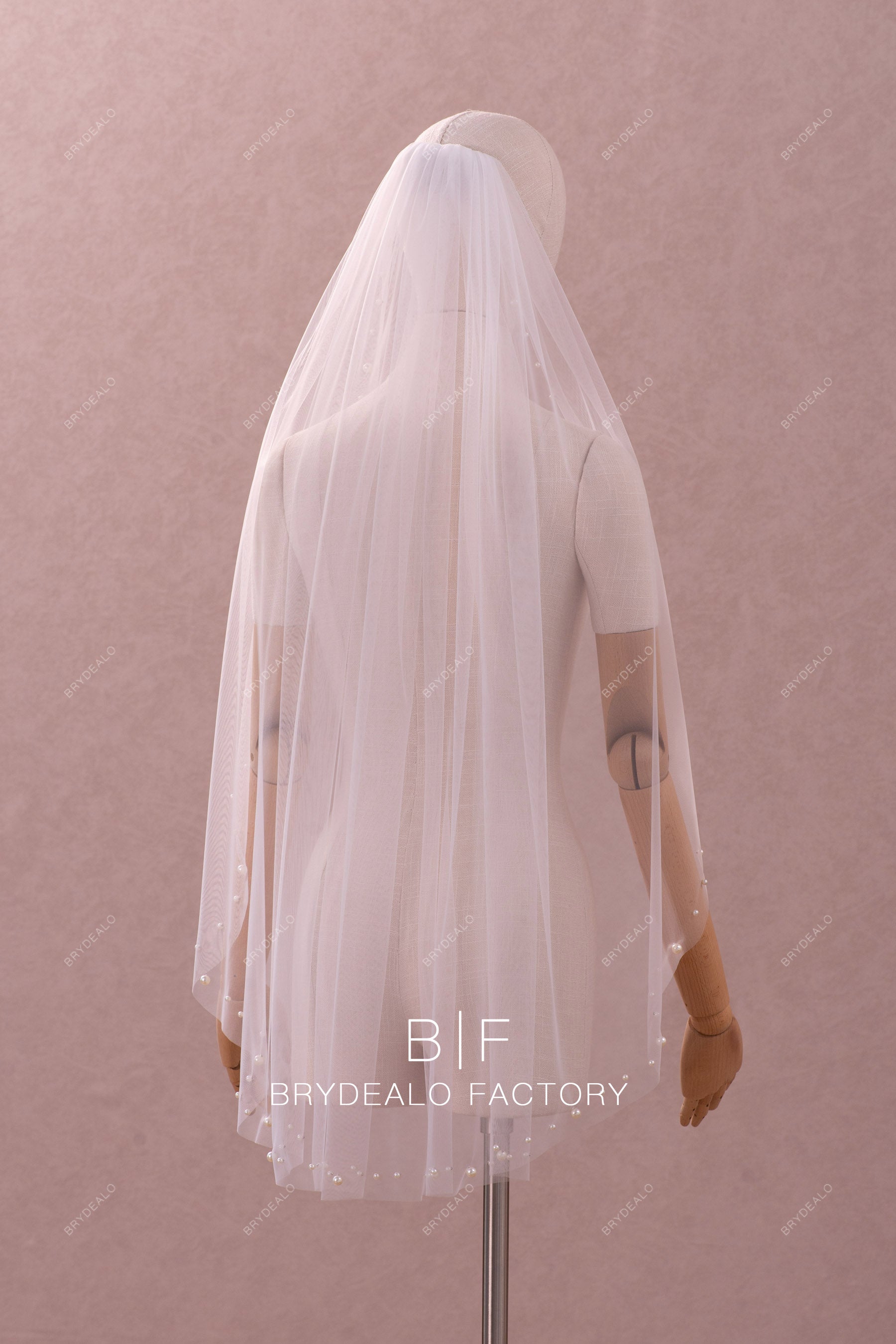 fingertip length pearl veil