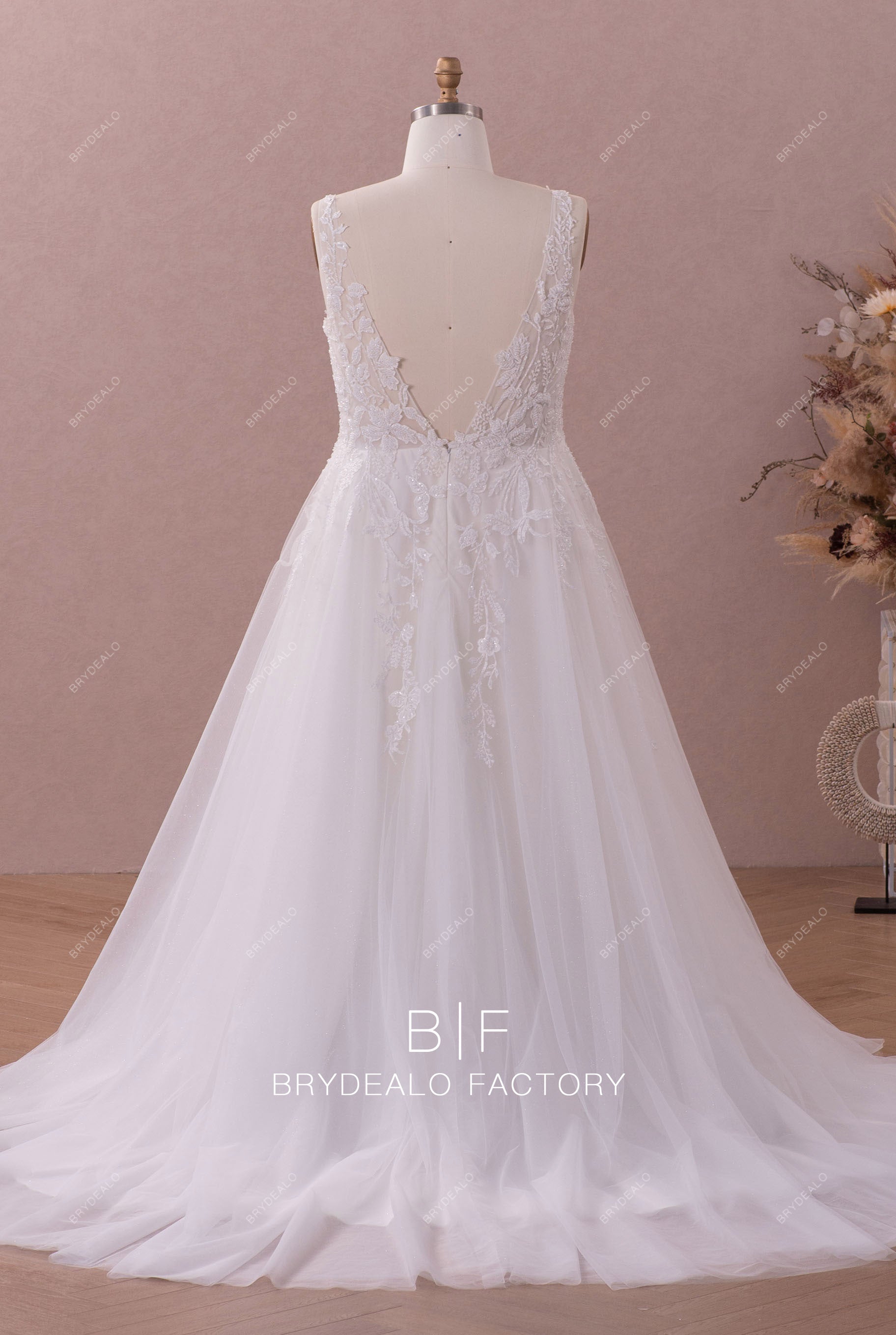 long v-back lace tulle wedding dress