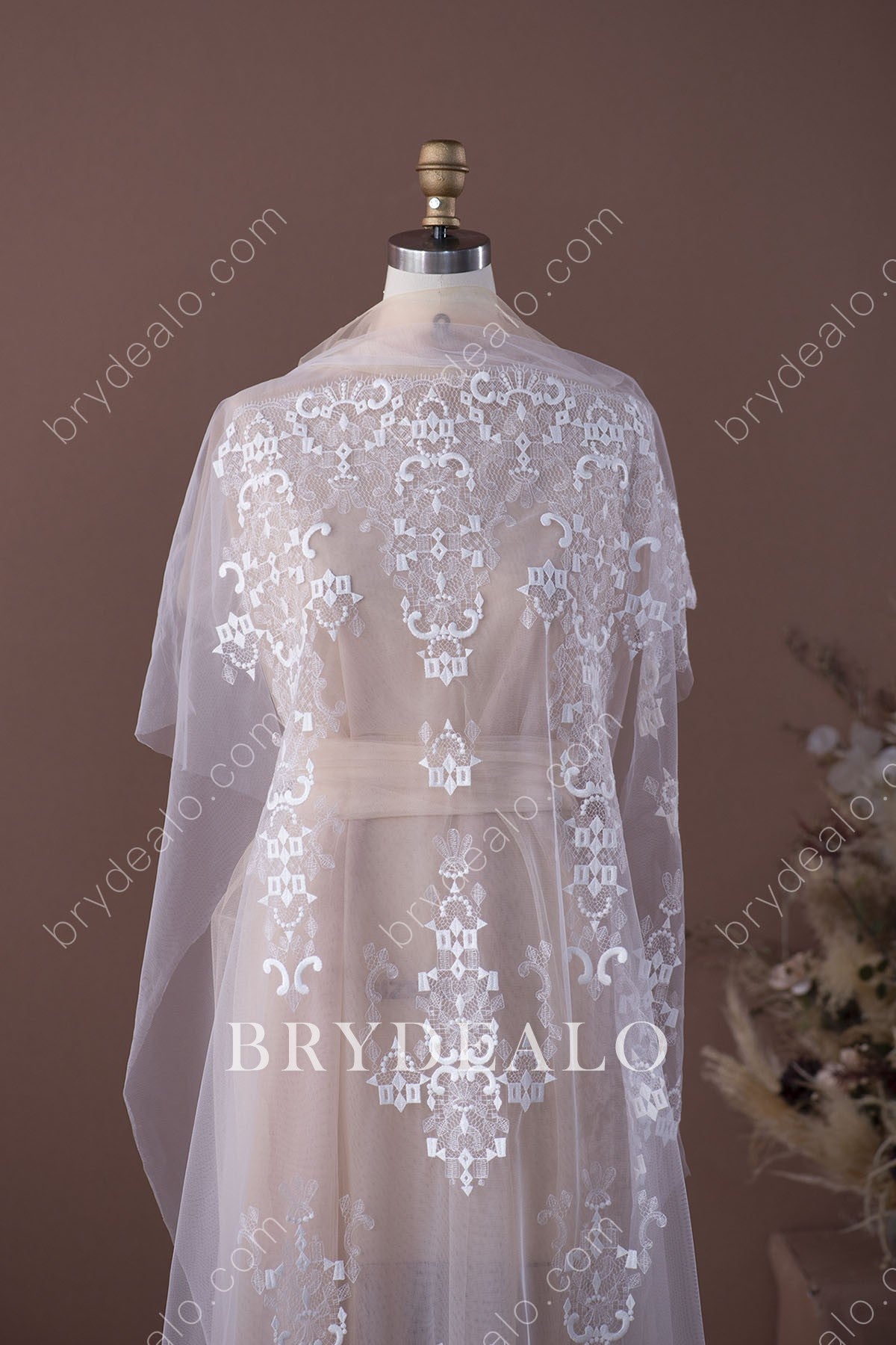 Lovely Geometric Designer Lace Fabric for Wholesale