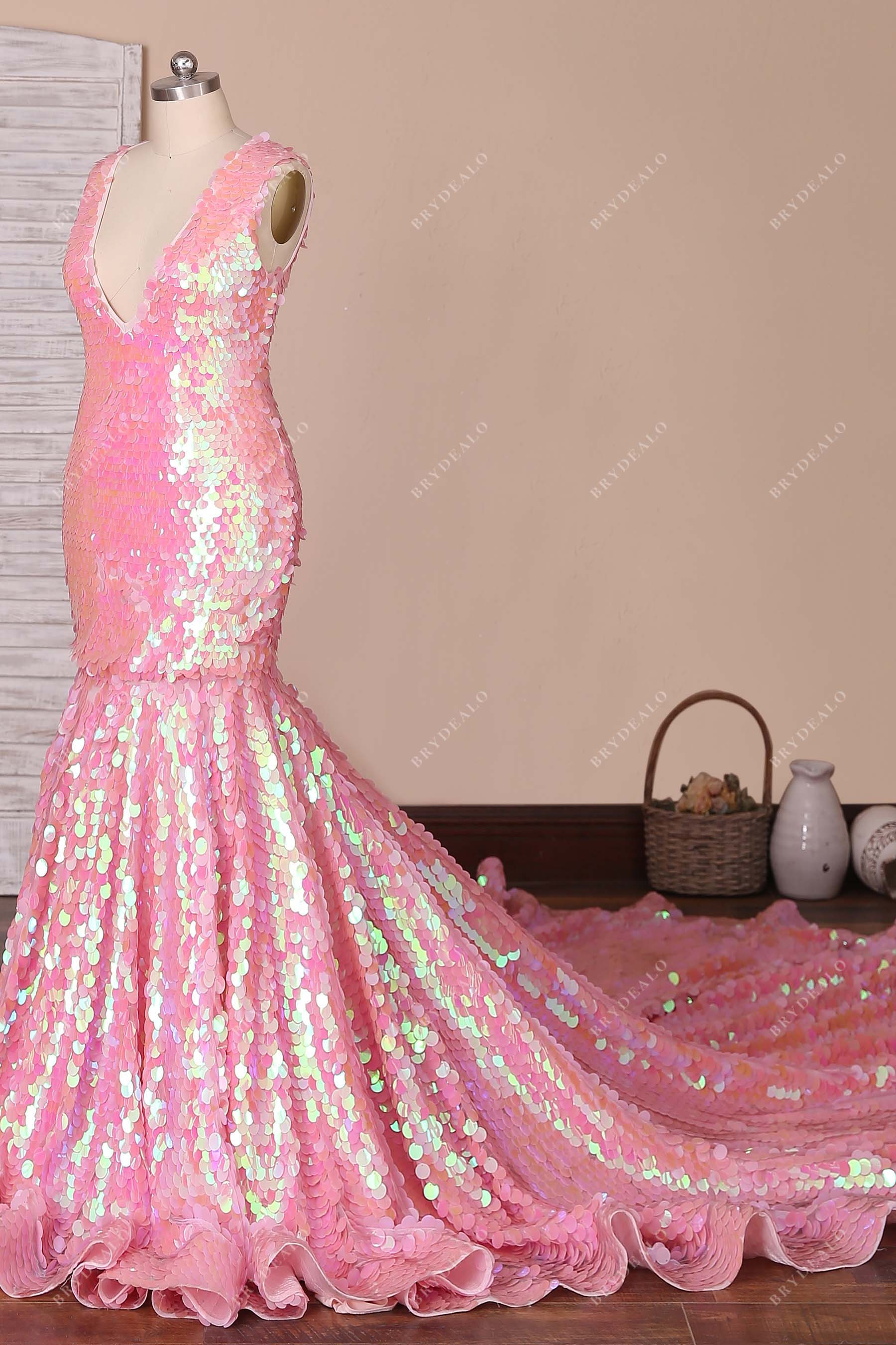 plunging neck sleeveless mermaid prom dress