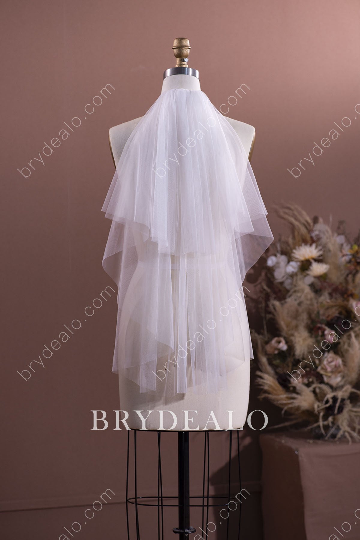 Raw-Cut wedding veil