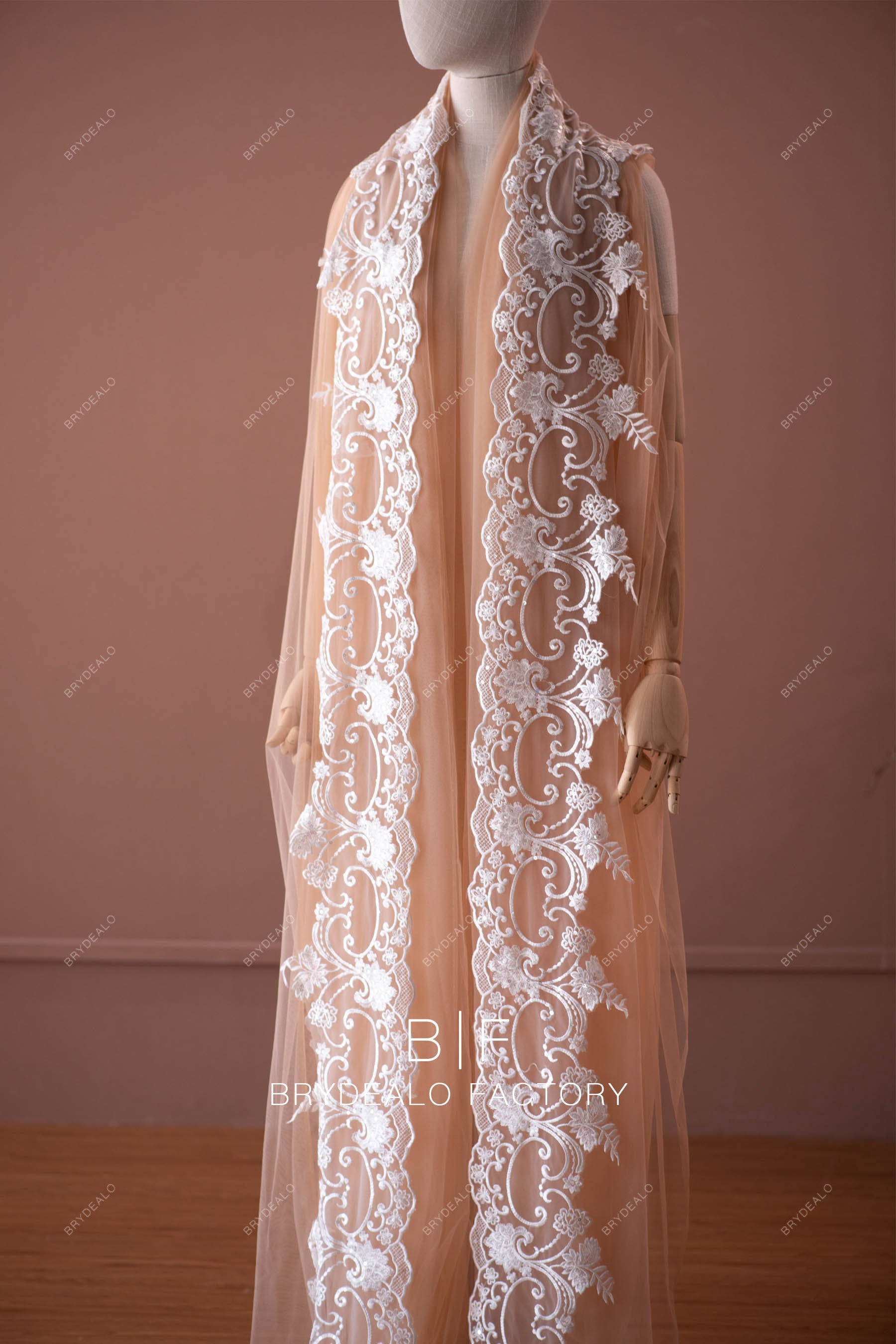 shimmery scallop single border lace trim