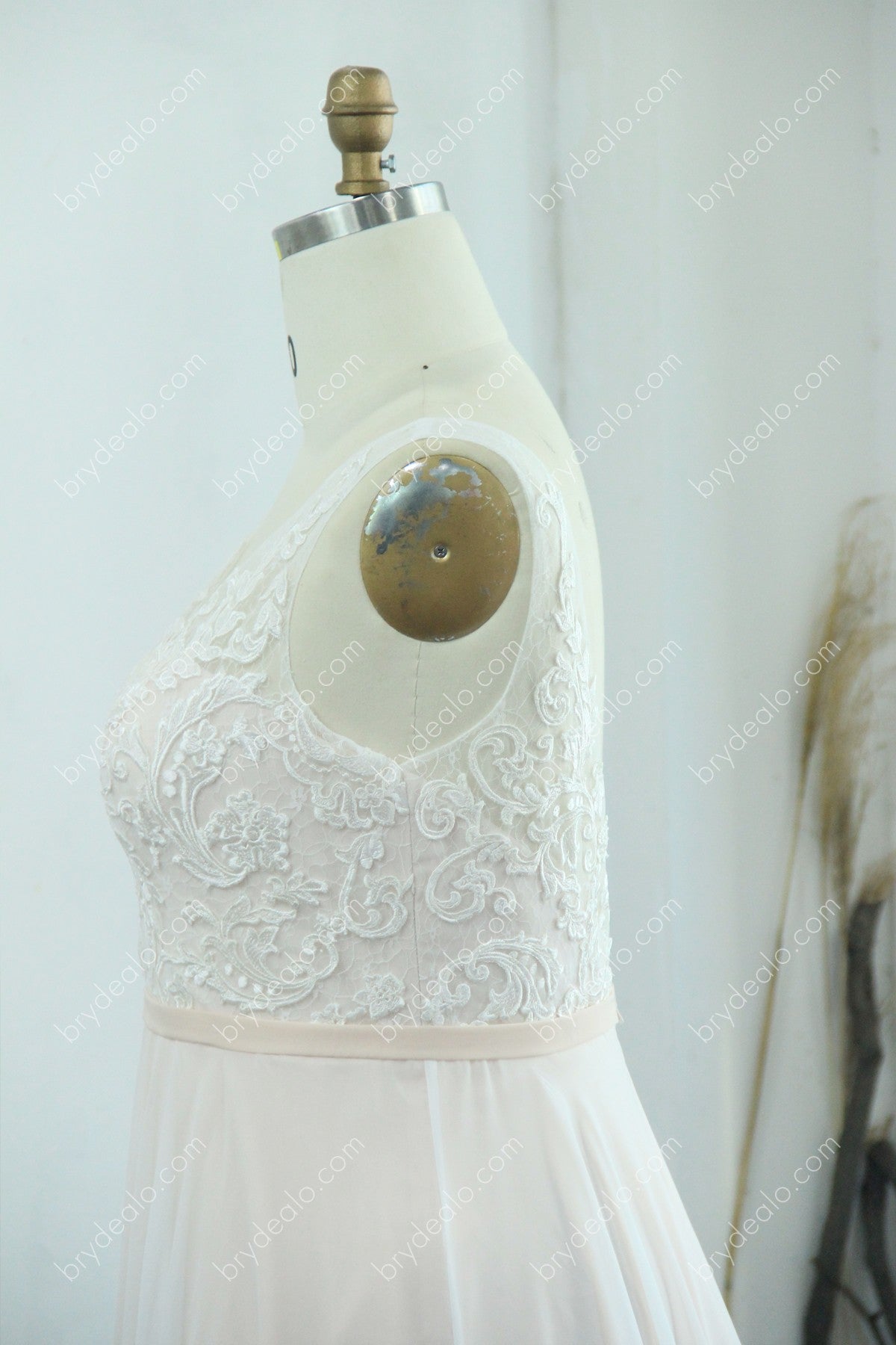 sleeveless custom lace bridal dress