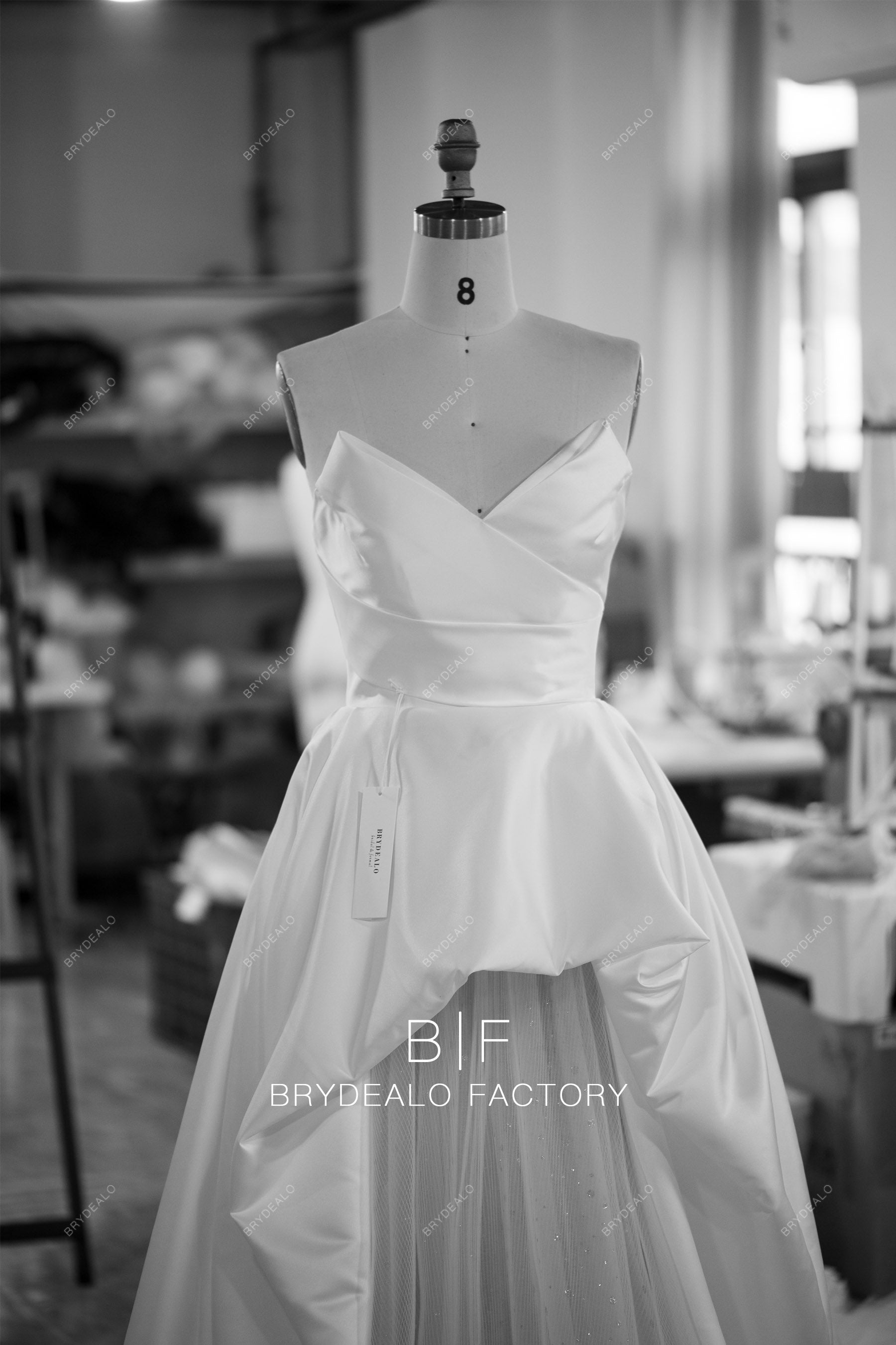 strapless V-neck flounced wedding dress