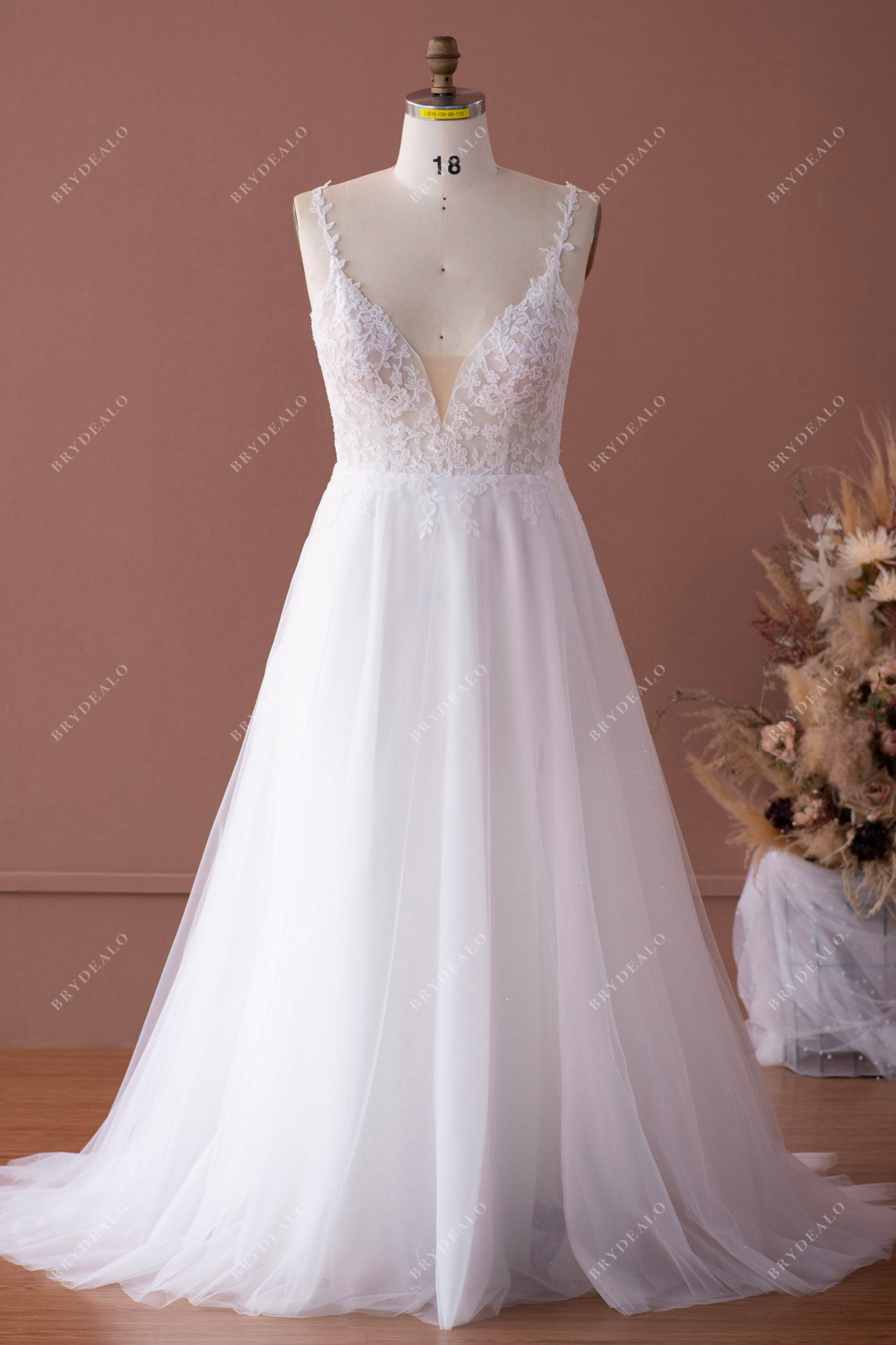 Plus Size Beach Straps V-neck Lace Wedding Dress with Pockets Plus Size Beach Straps V-neck Lace Wedding Dress with Pockets