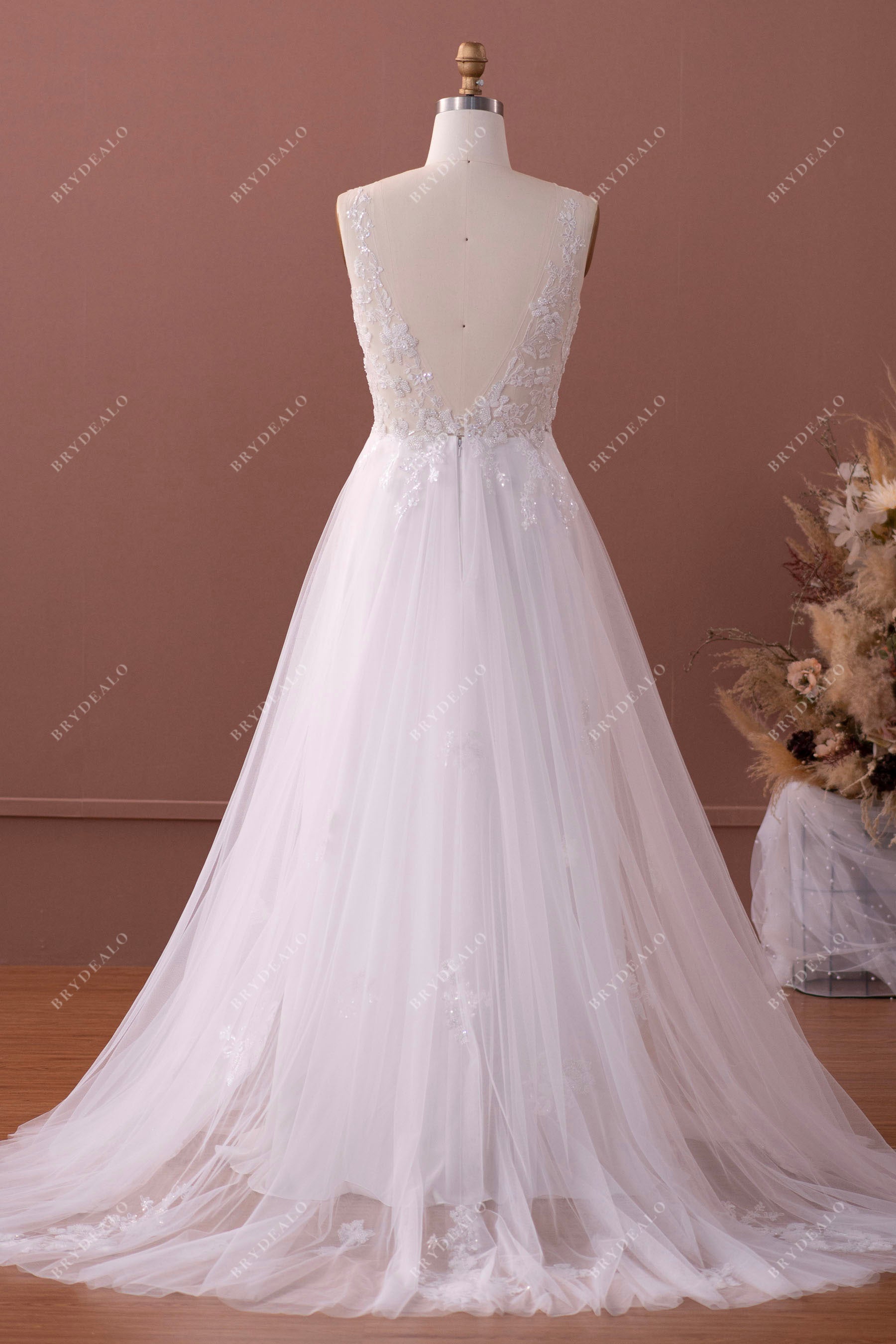 V-back lace tulle wedding dress