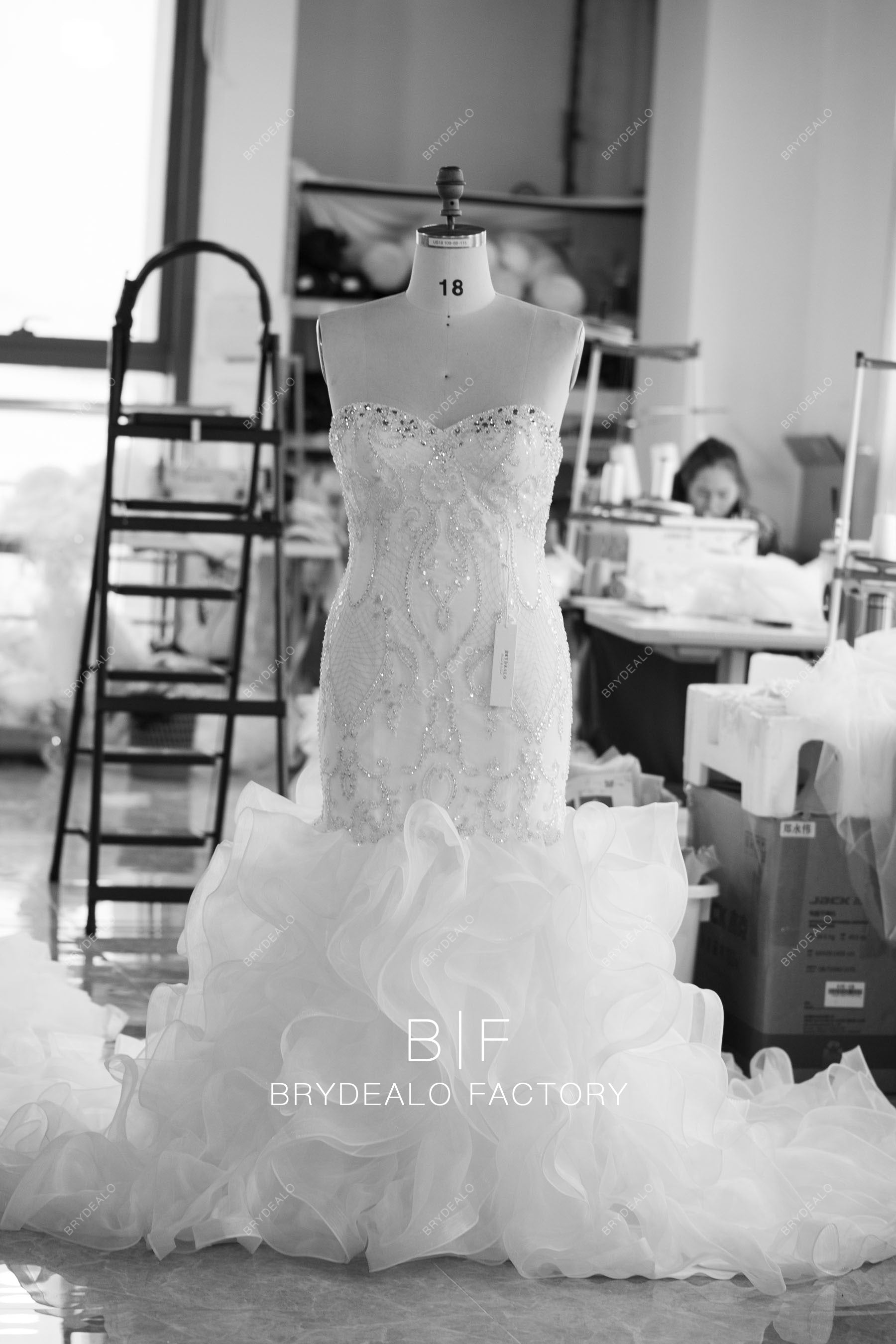 wholesale plus size strapless lace organza ruffled wedding gown