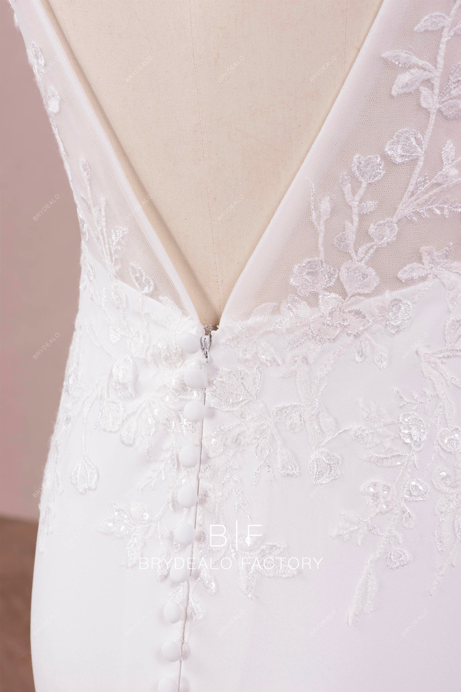 V-buttoned back wedding dress
