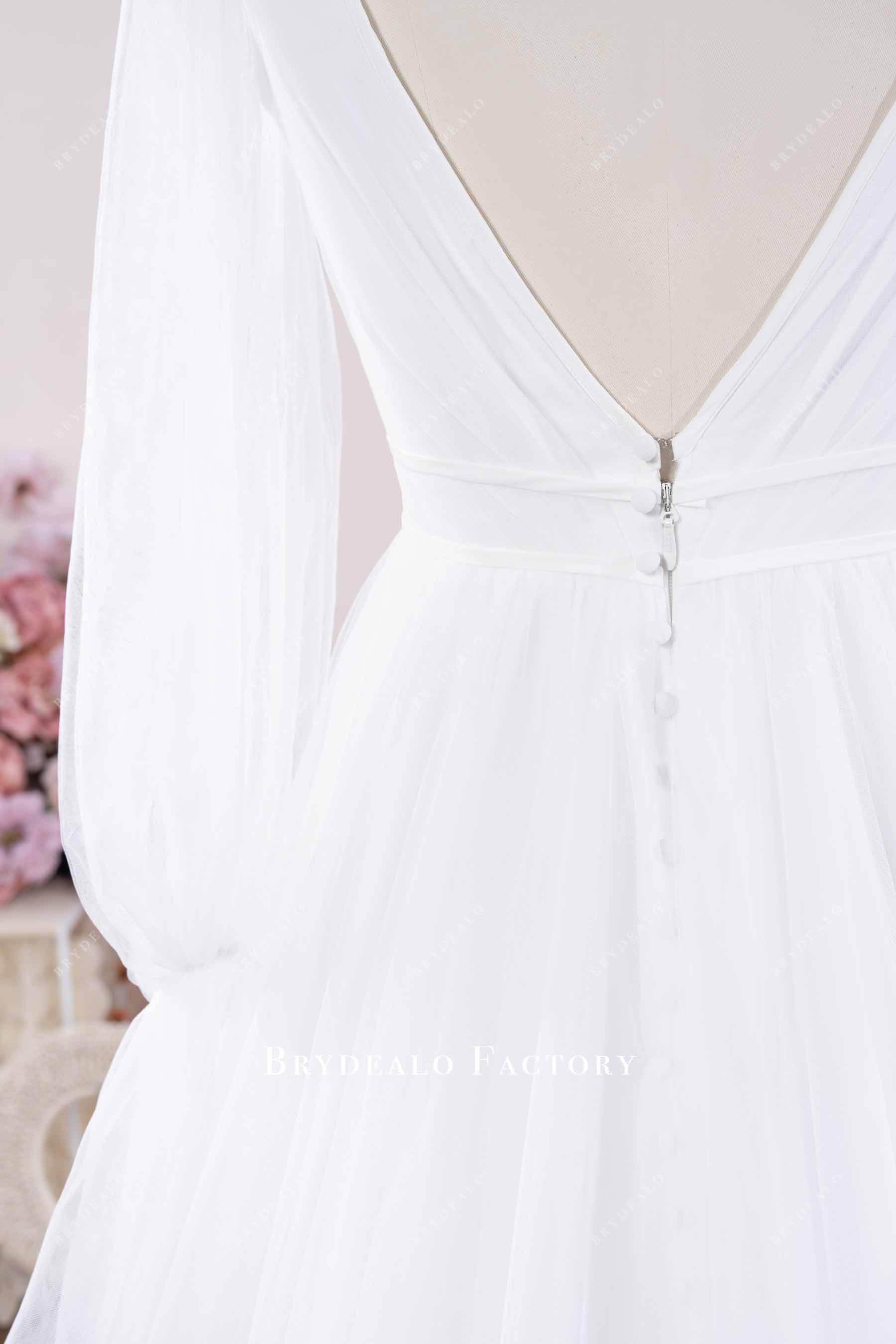 V-cut back buttoned back wedding dress