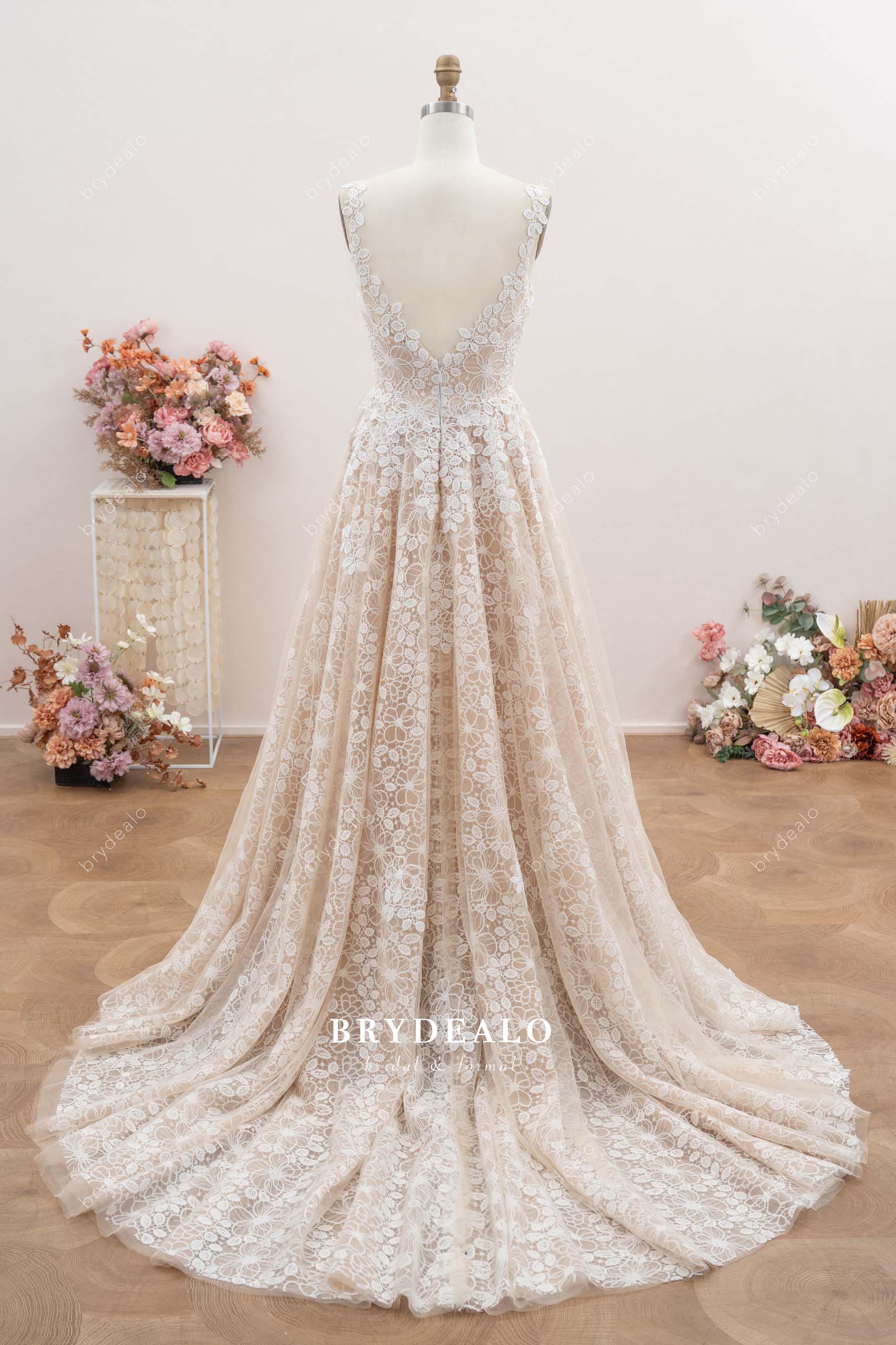 court train V-back flower wedding dress