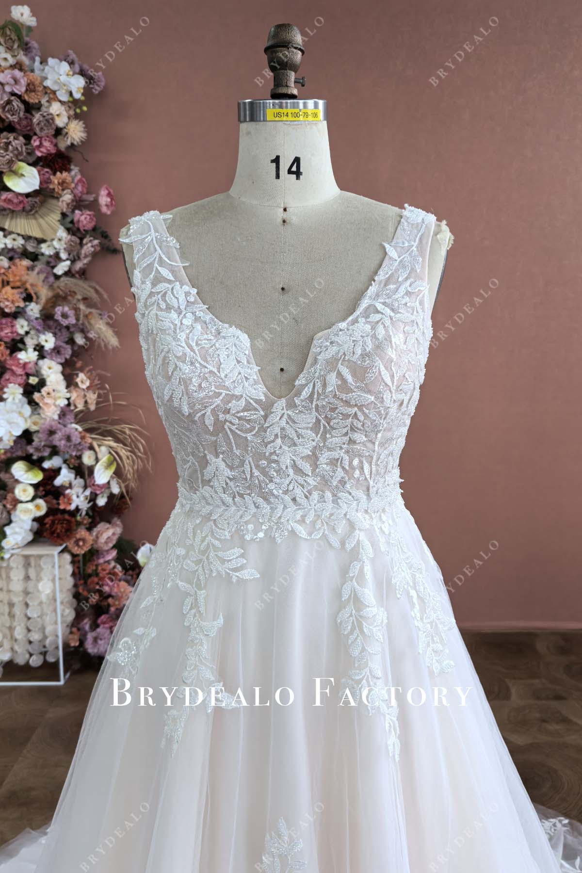 custom lace sleeveless wedding dress