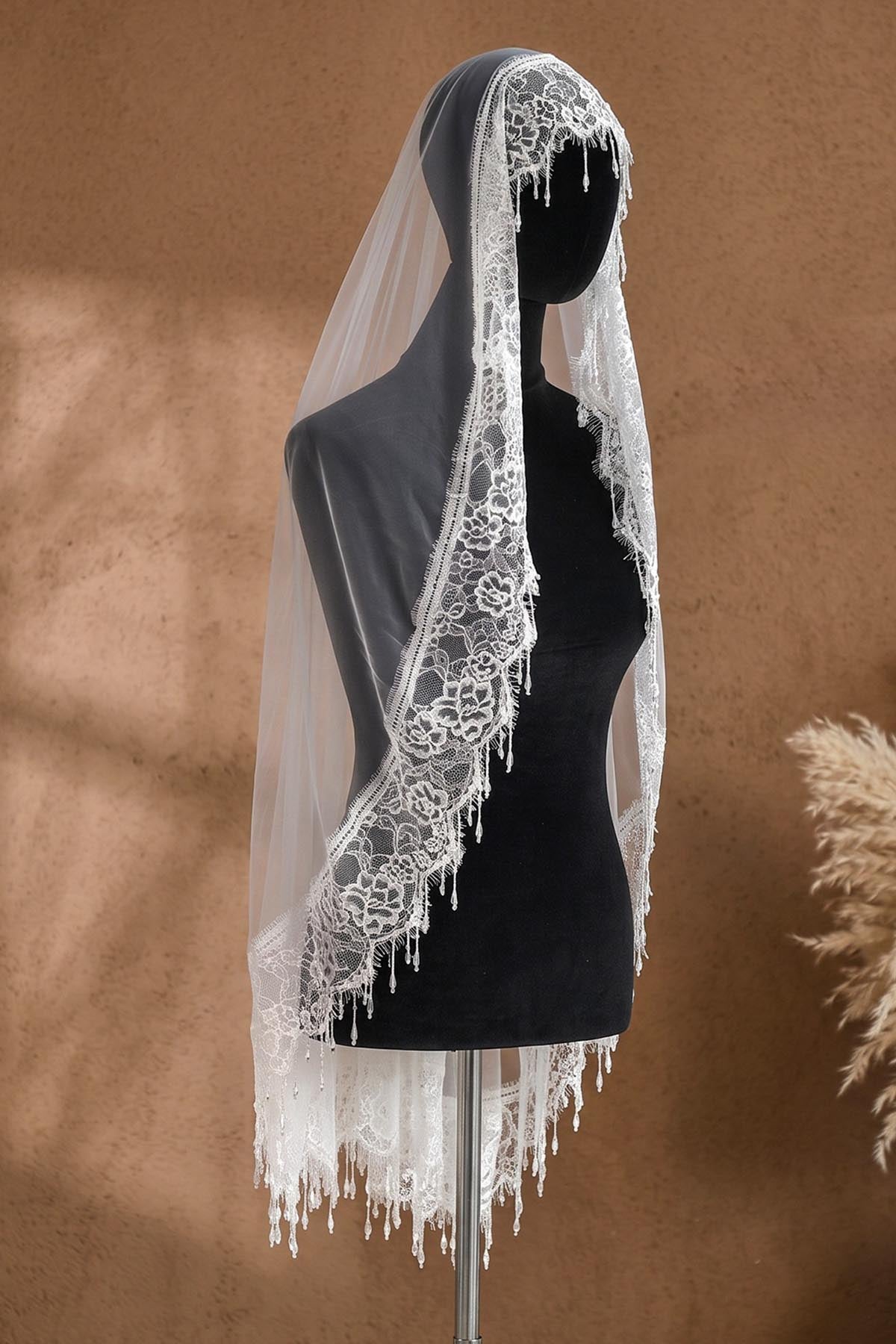 fingertip length lace edge wedding veil