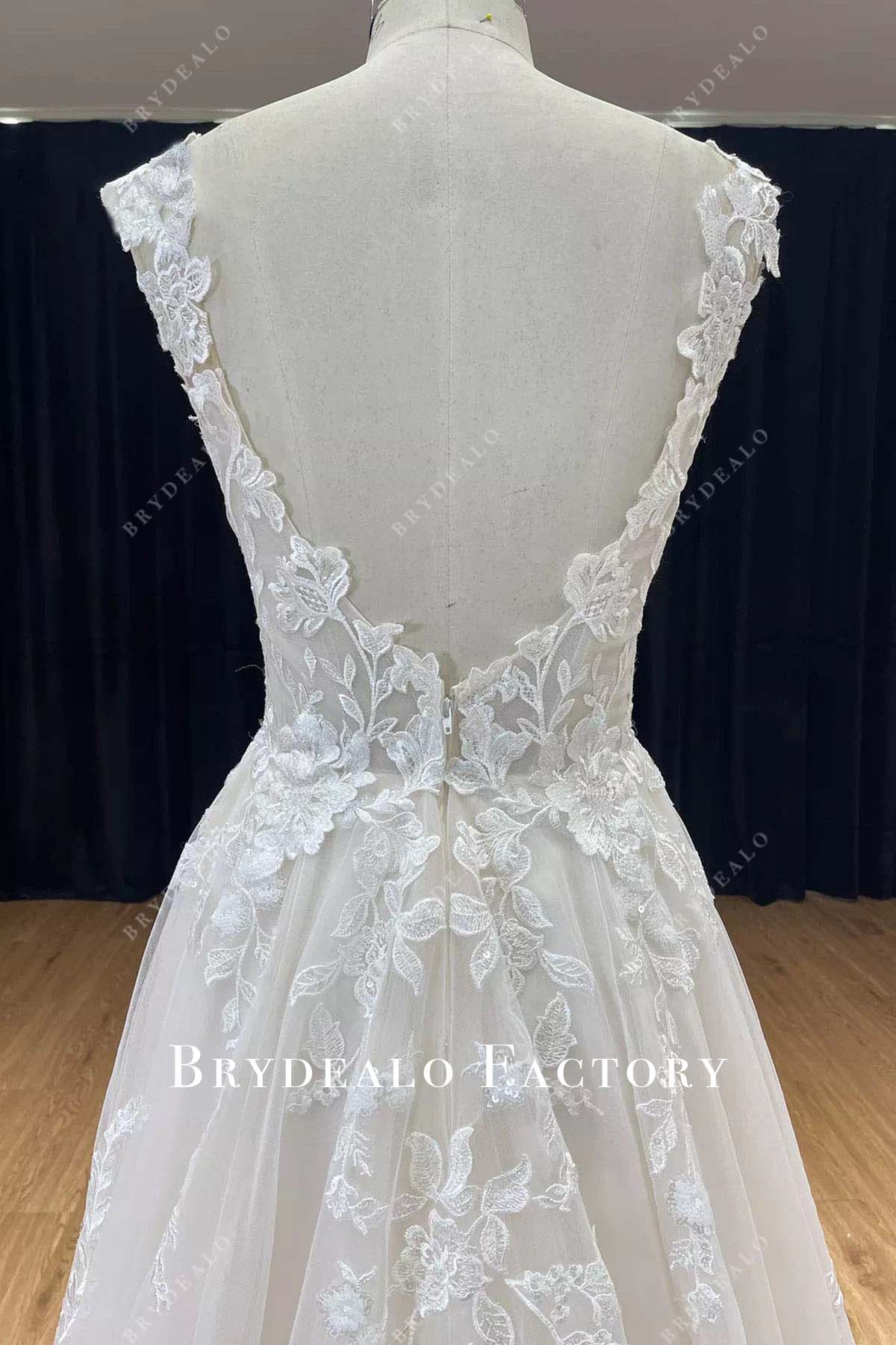 lace appliques sleeveless wedding dress