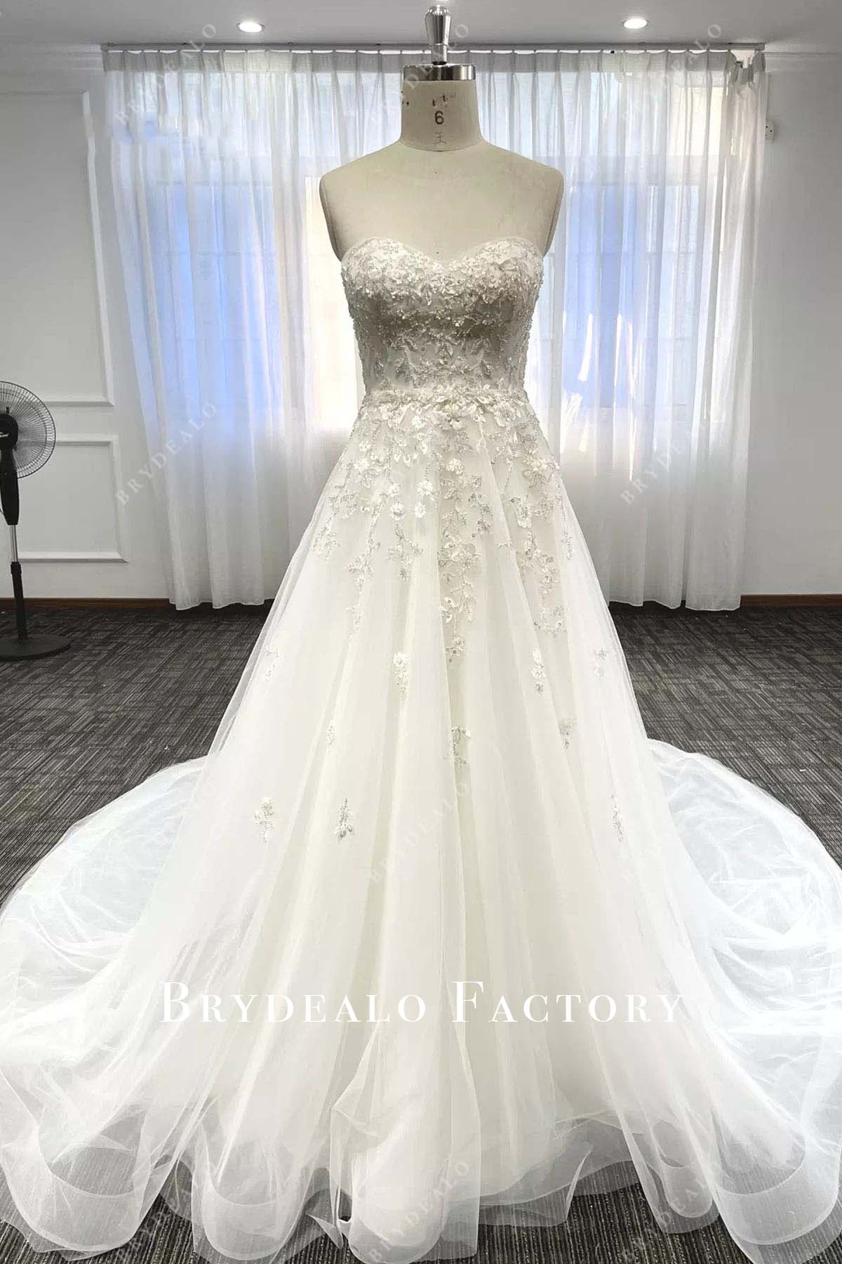 lace appliques sweetheart wedding dress