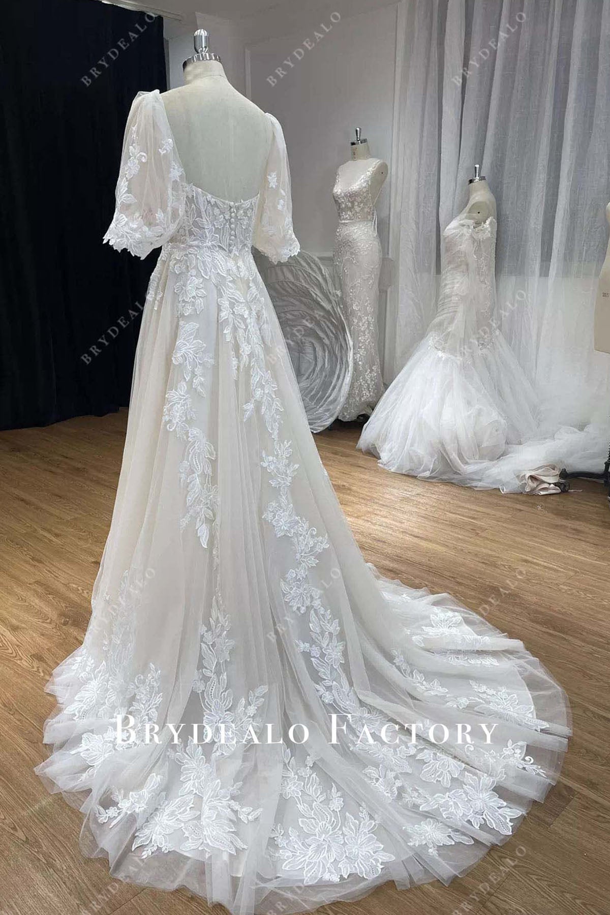 lace court train wedding dress