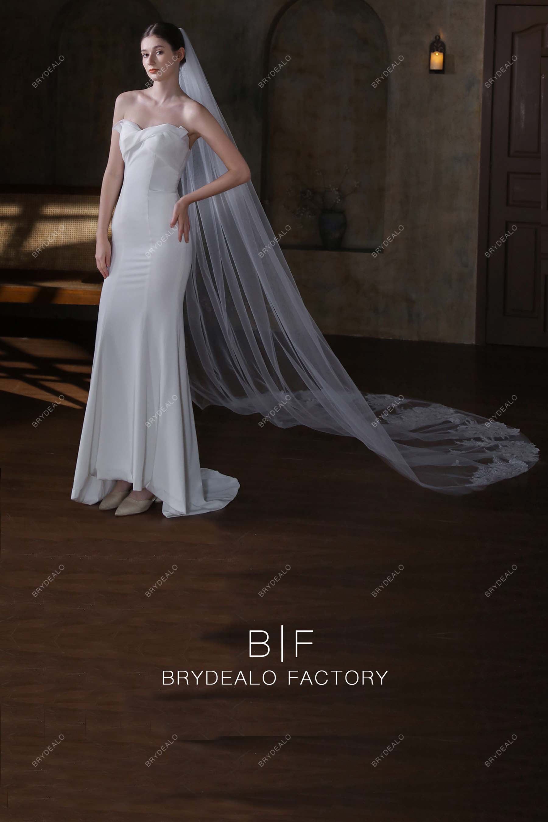 https://brydealofactory.com/cdn/shop/files/lace-single-tier-wedding-veil-08175.jpg?v=1697010368&width=1800