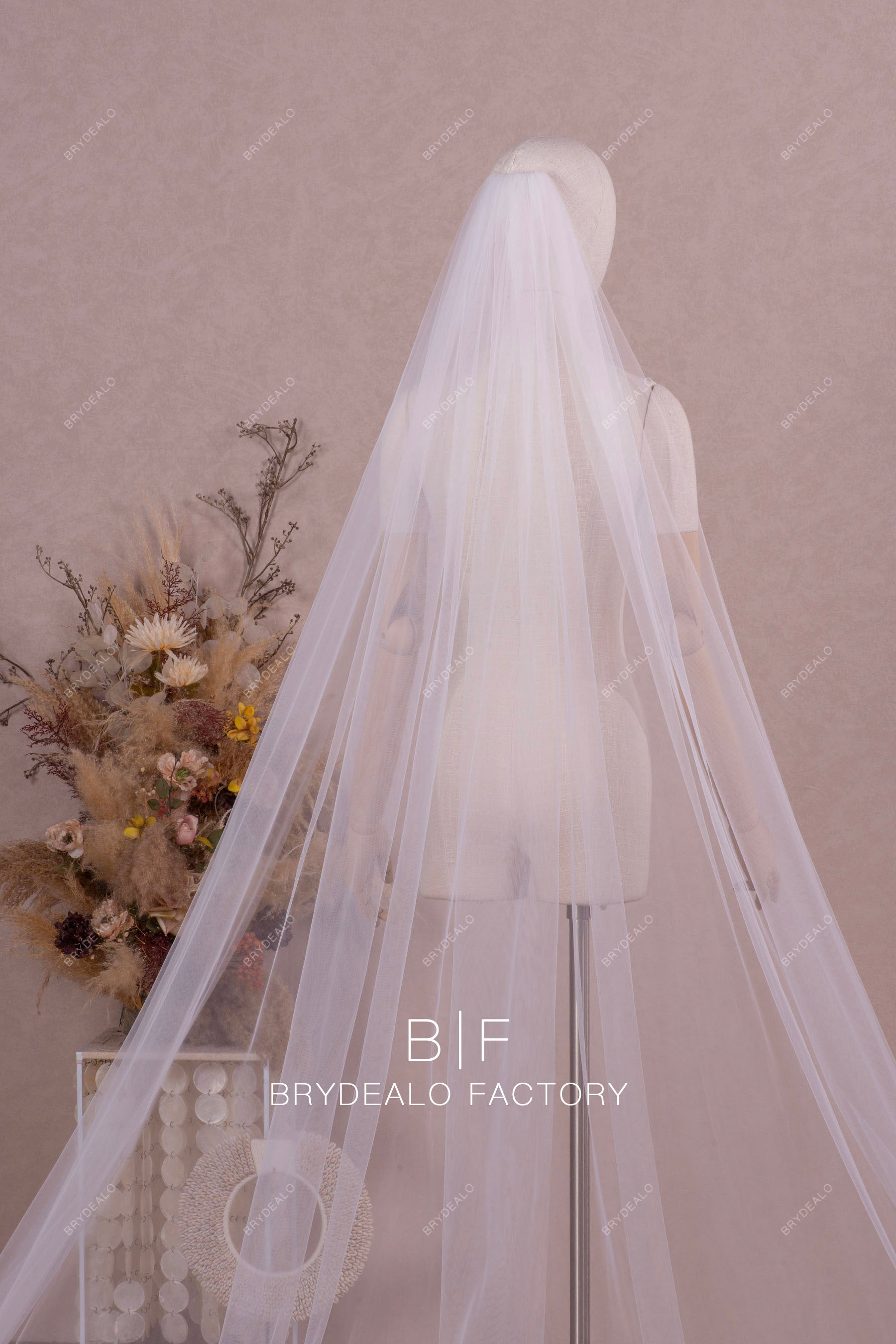 https://brydealofactory.com/cdn/shop/files/romantic-single-tier-wedding-veil-08184.jpg?v=1697537188&width=1800