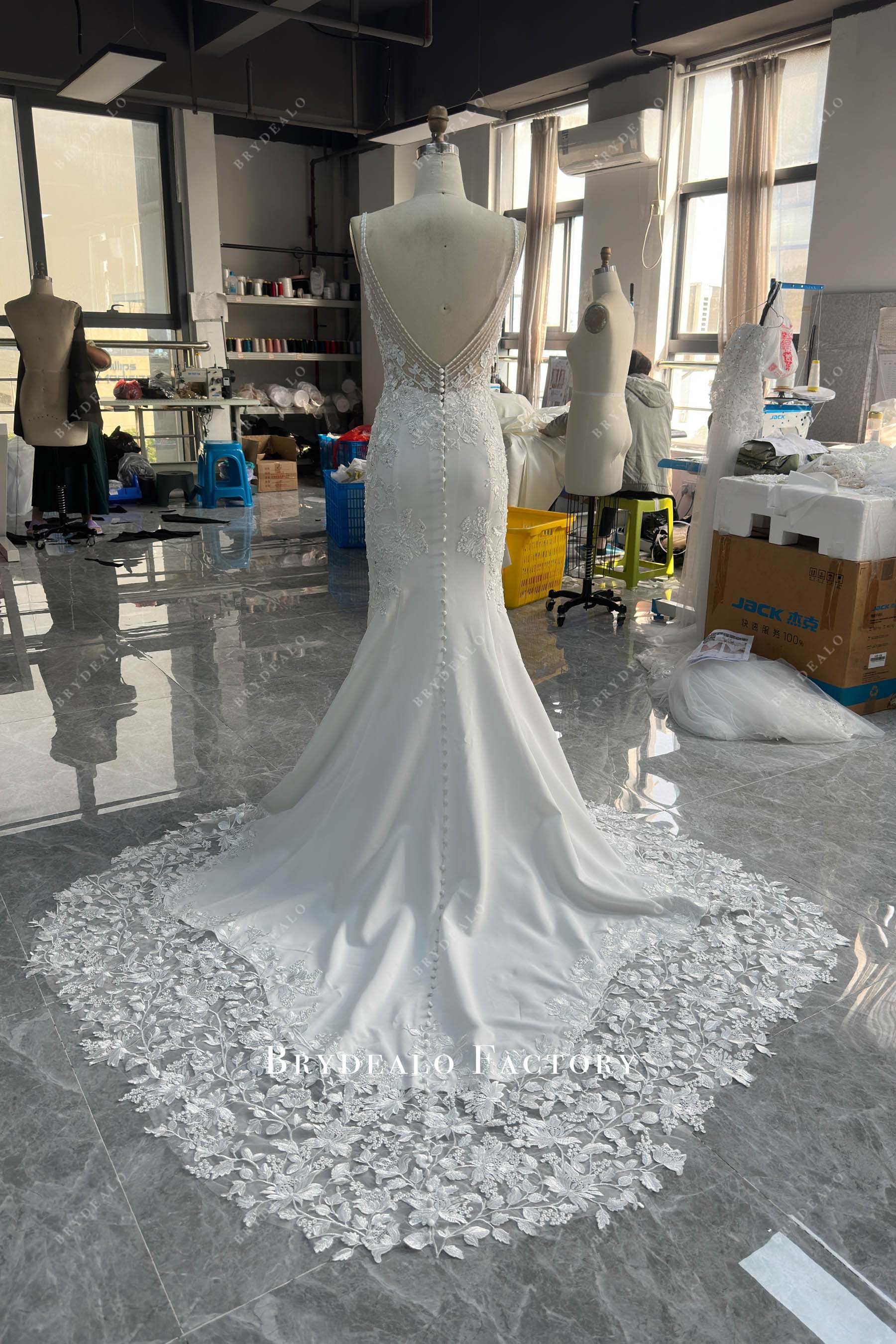 sleeveless backless wedding dress