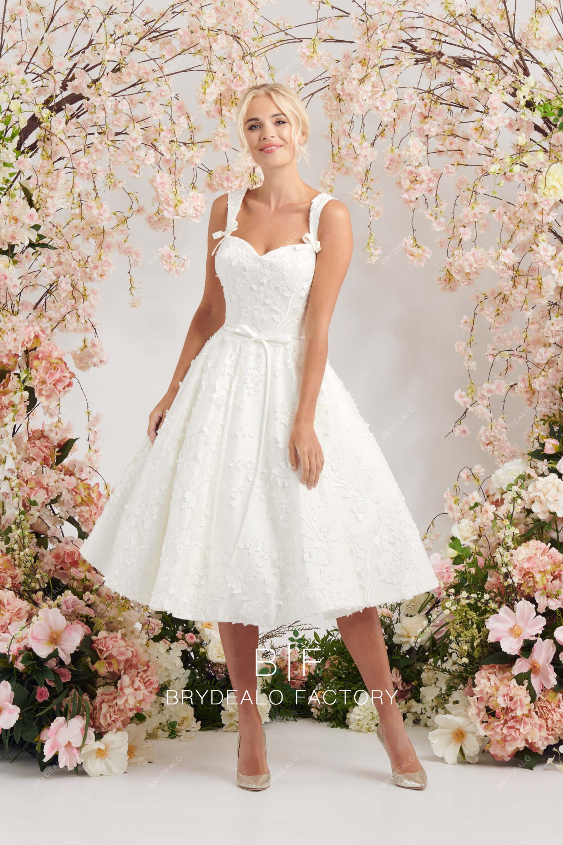 sleeveless lace 1950s bridal dress