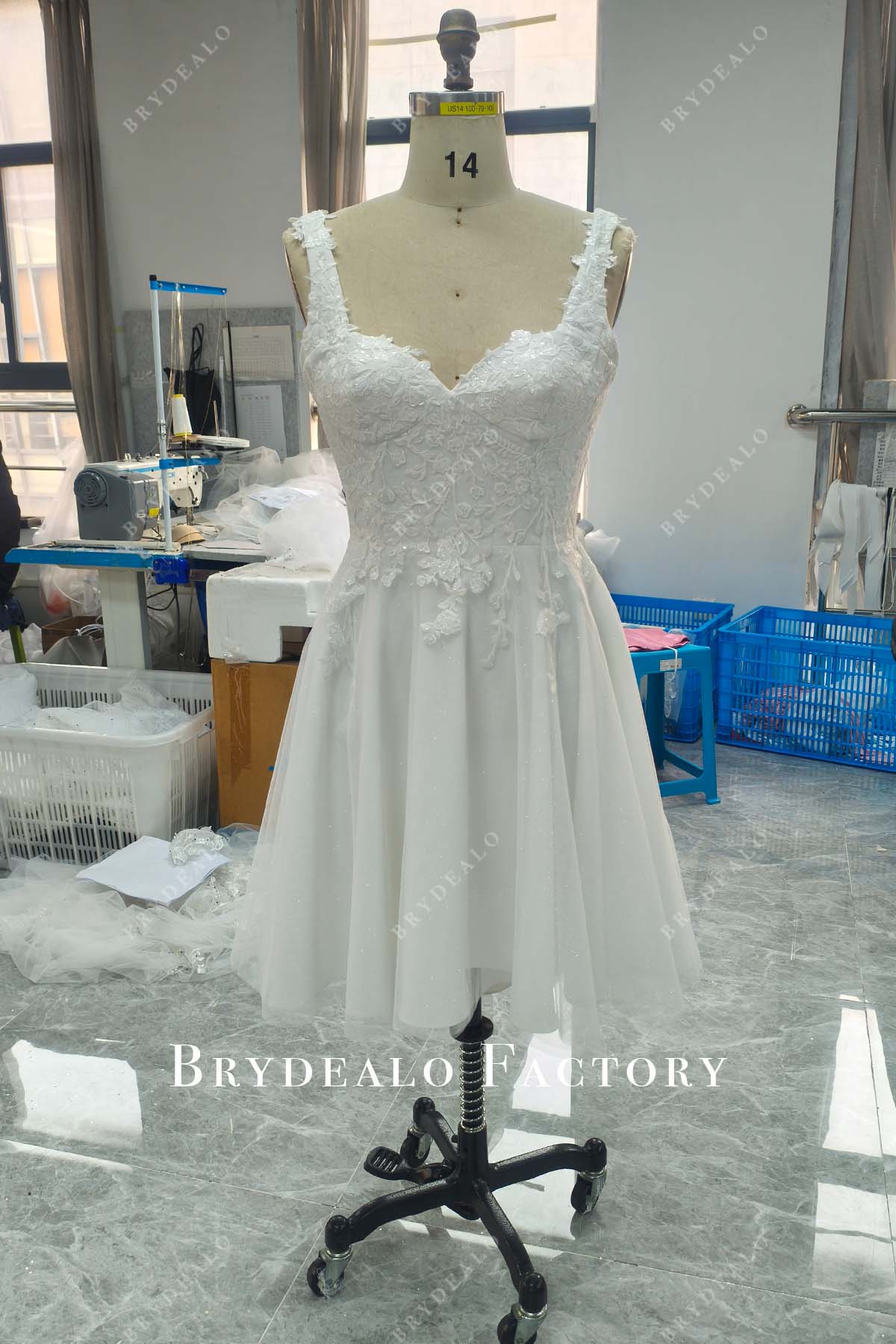 sleeveless sweetheart neck short wedding dress