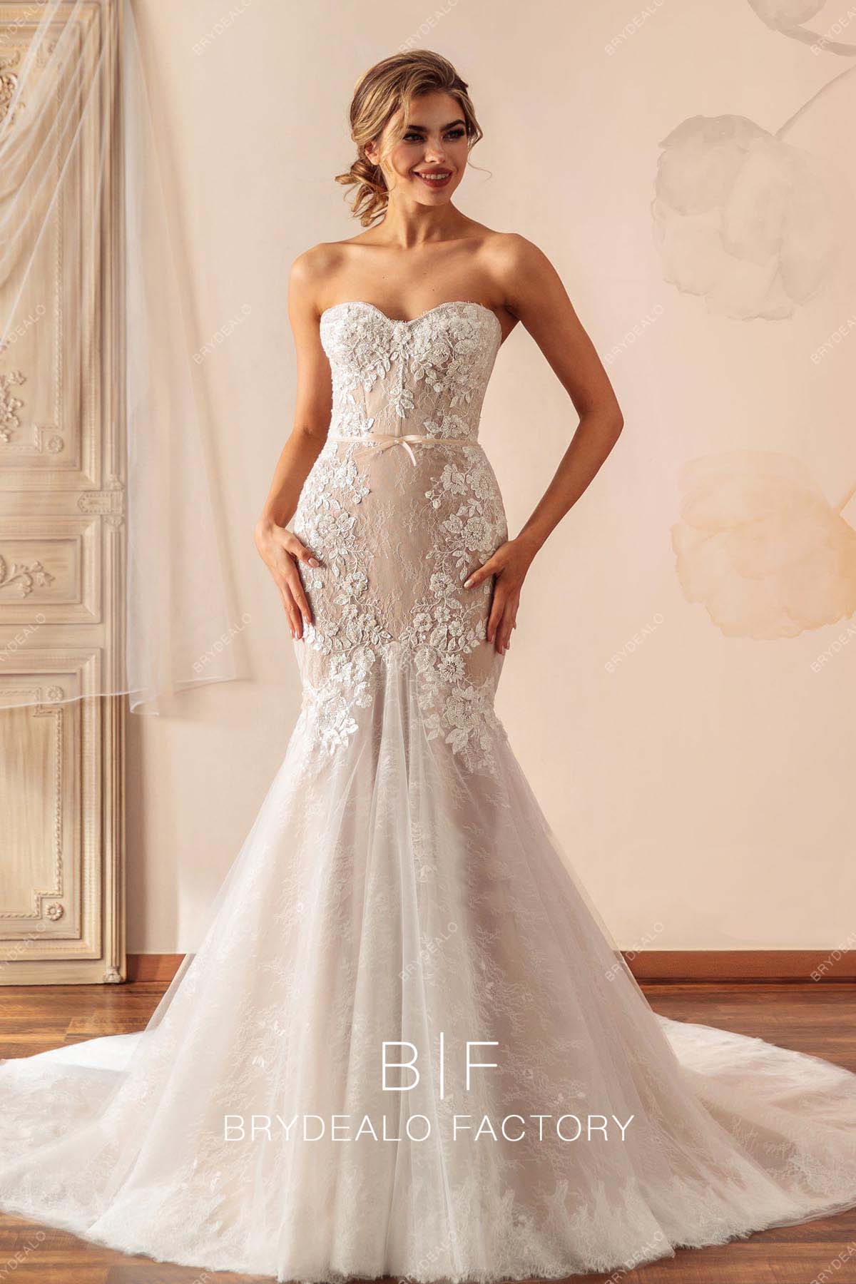 sweetheart neck sleeveless wedding dress