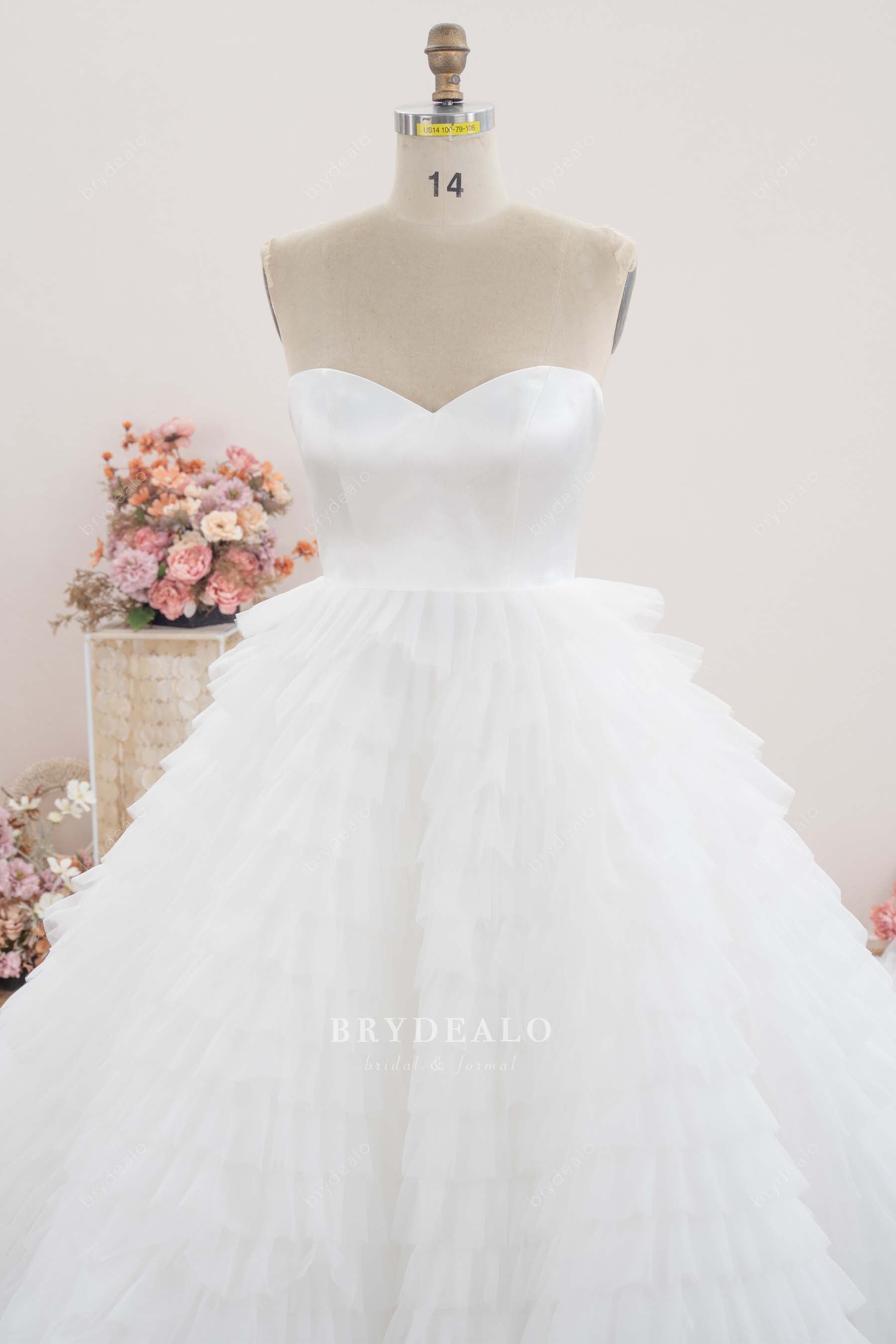 sweetheart neck strapless wedding dress