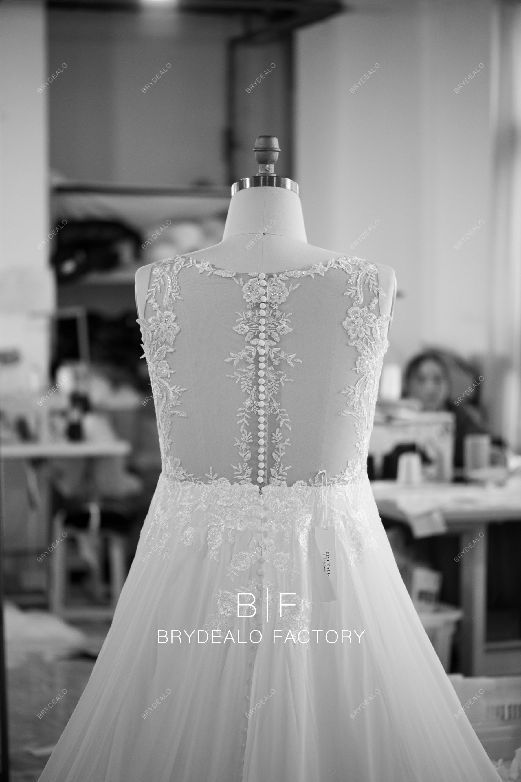 wholesale lace buttoned back wedding dress