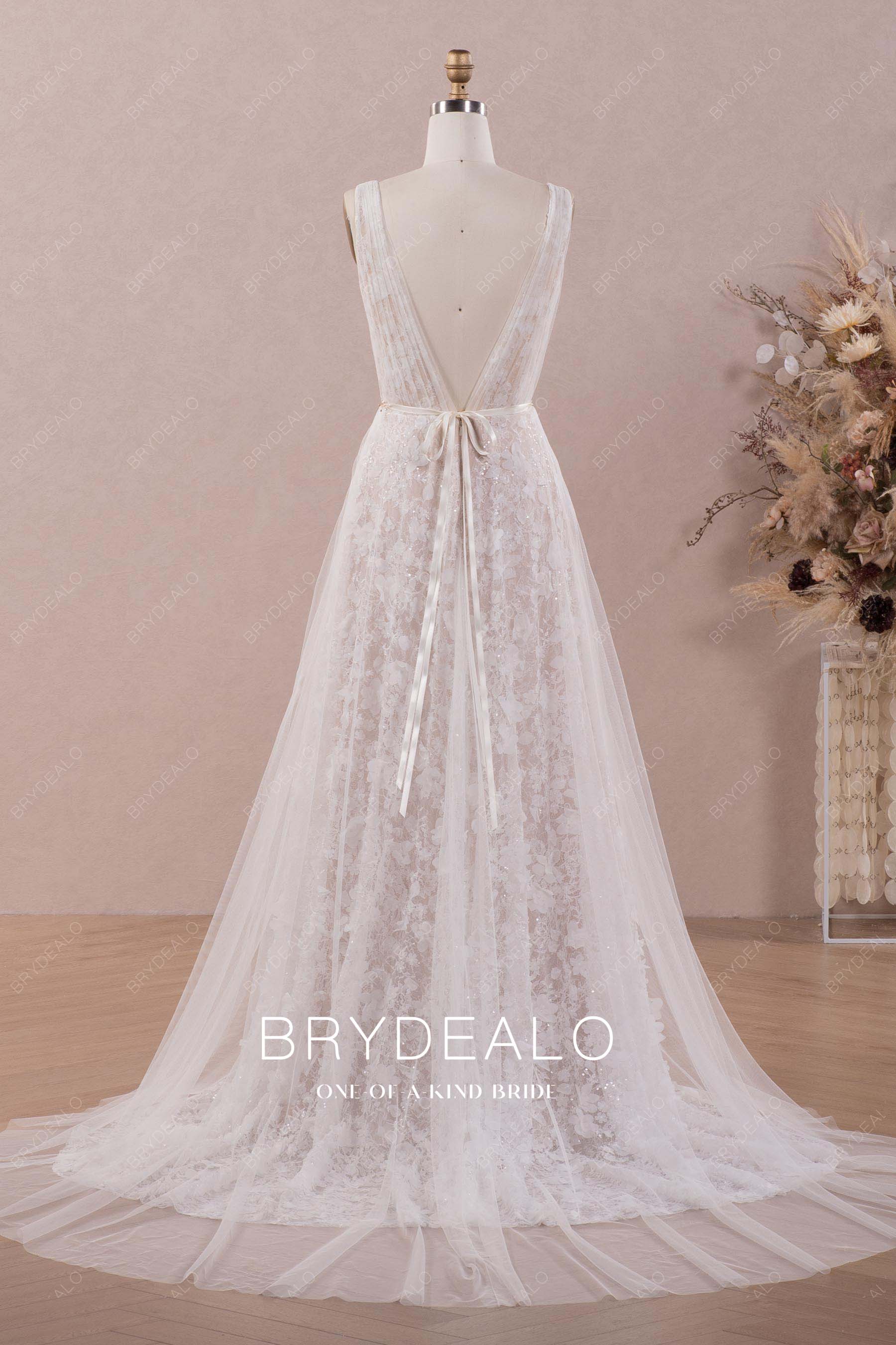 A-line V-back flower lace bridal gown