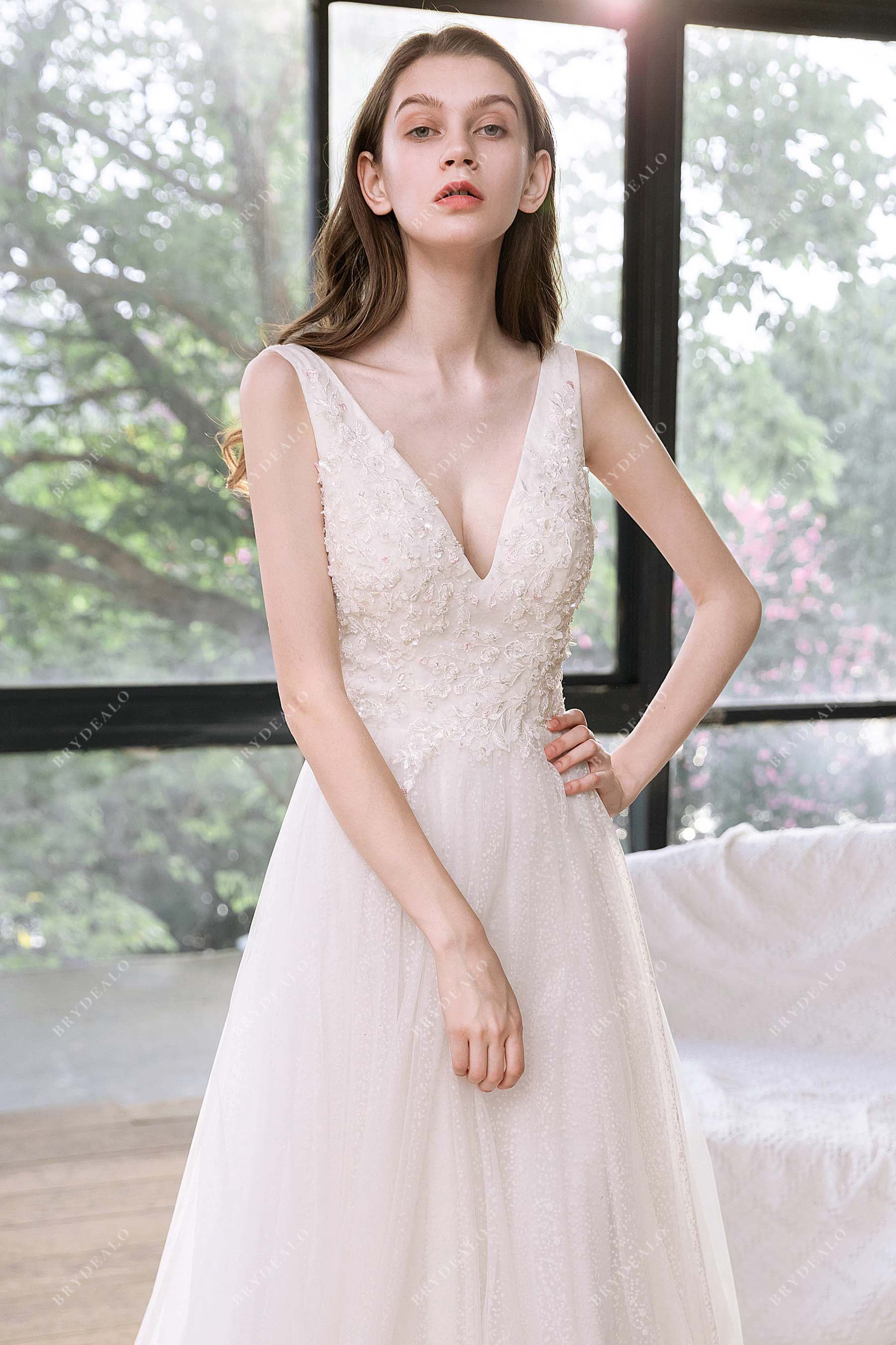 lace sleeveless V-neck wedding dress