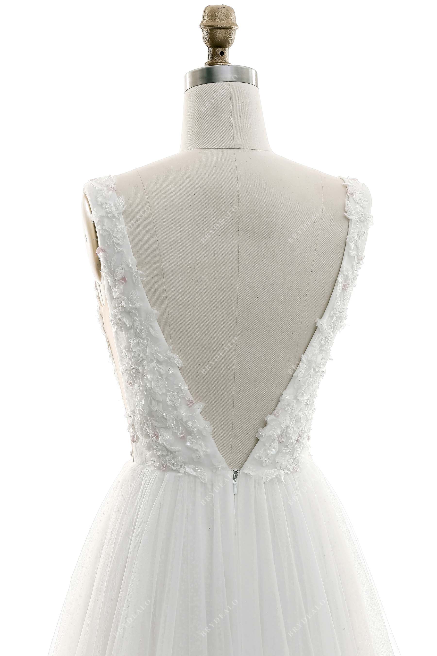 open V-back sleeveless lace bridal dress