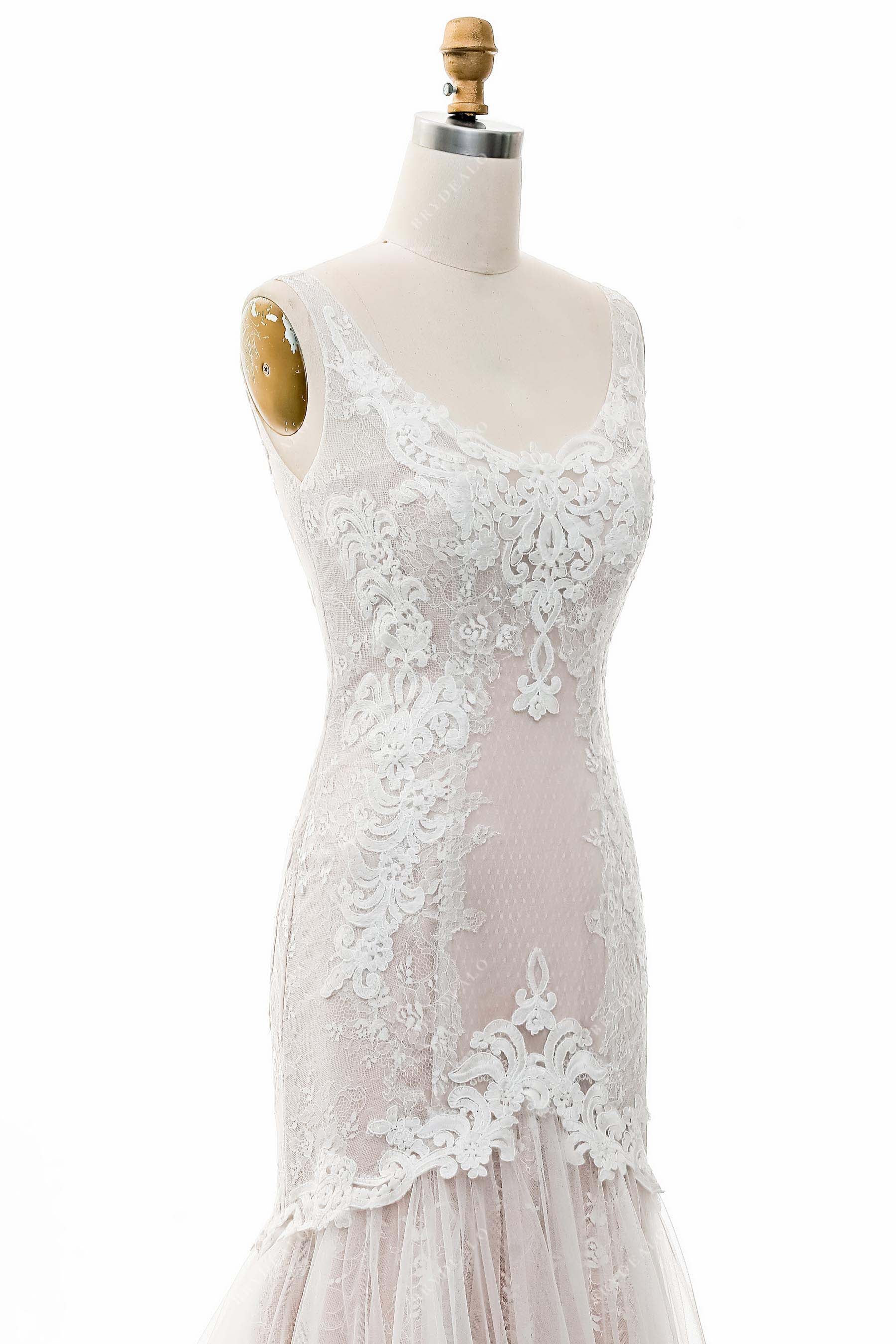 Sleeveless Scoop Neck Beaded Lace Bridal Gown