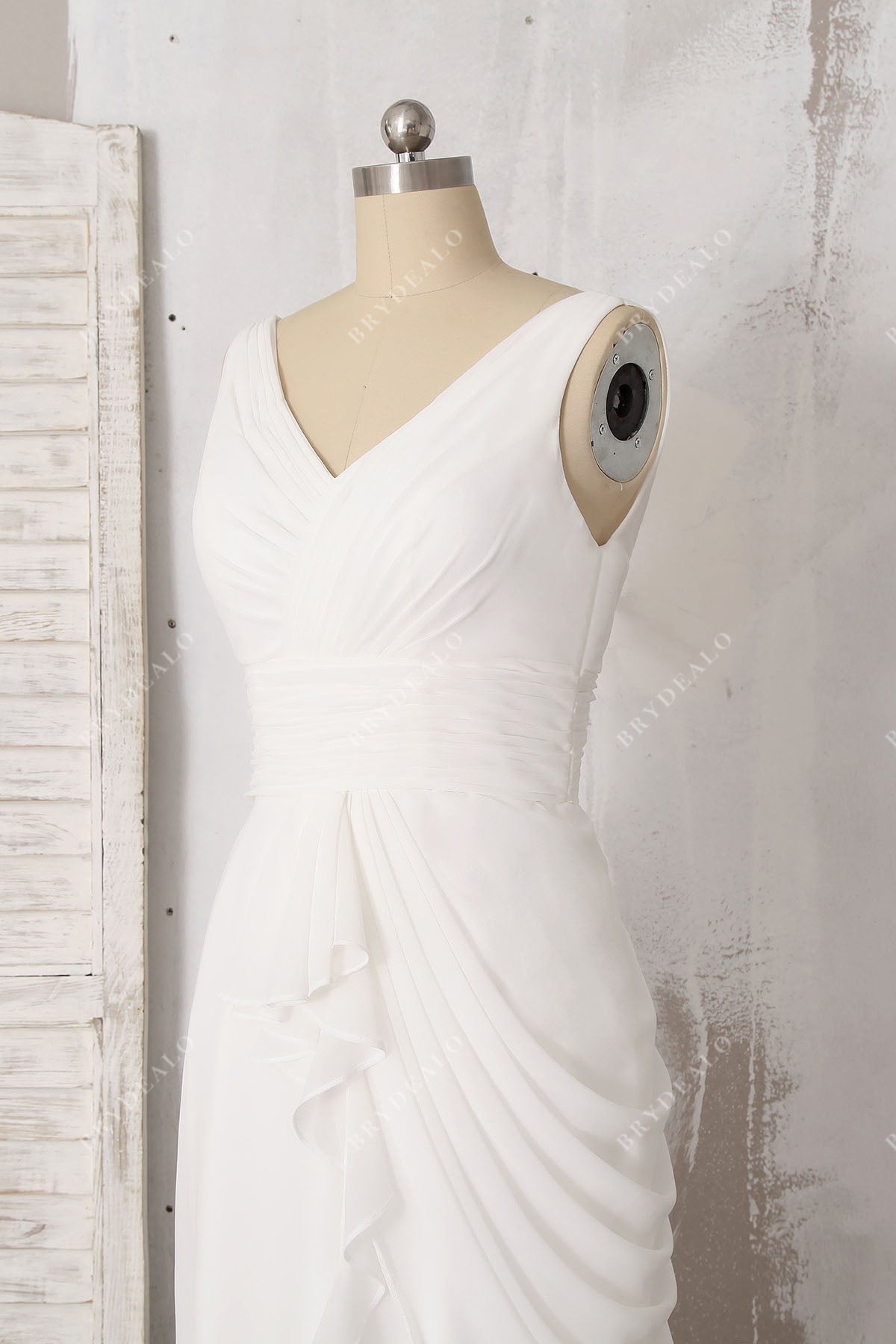 sleeveless V-neck chiffon bridal gown